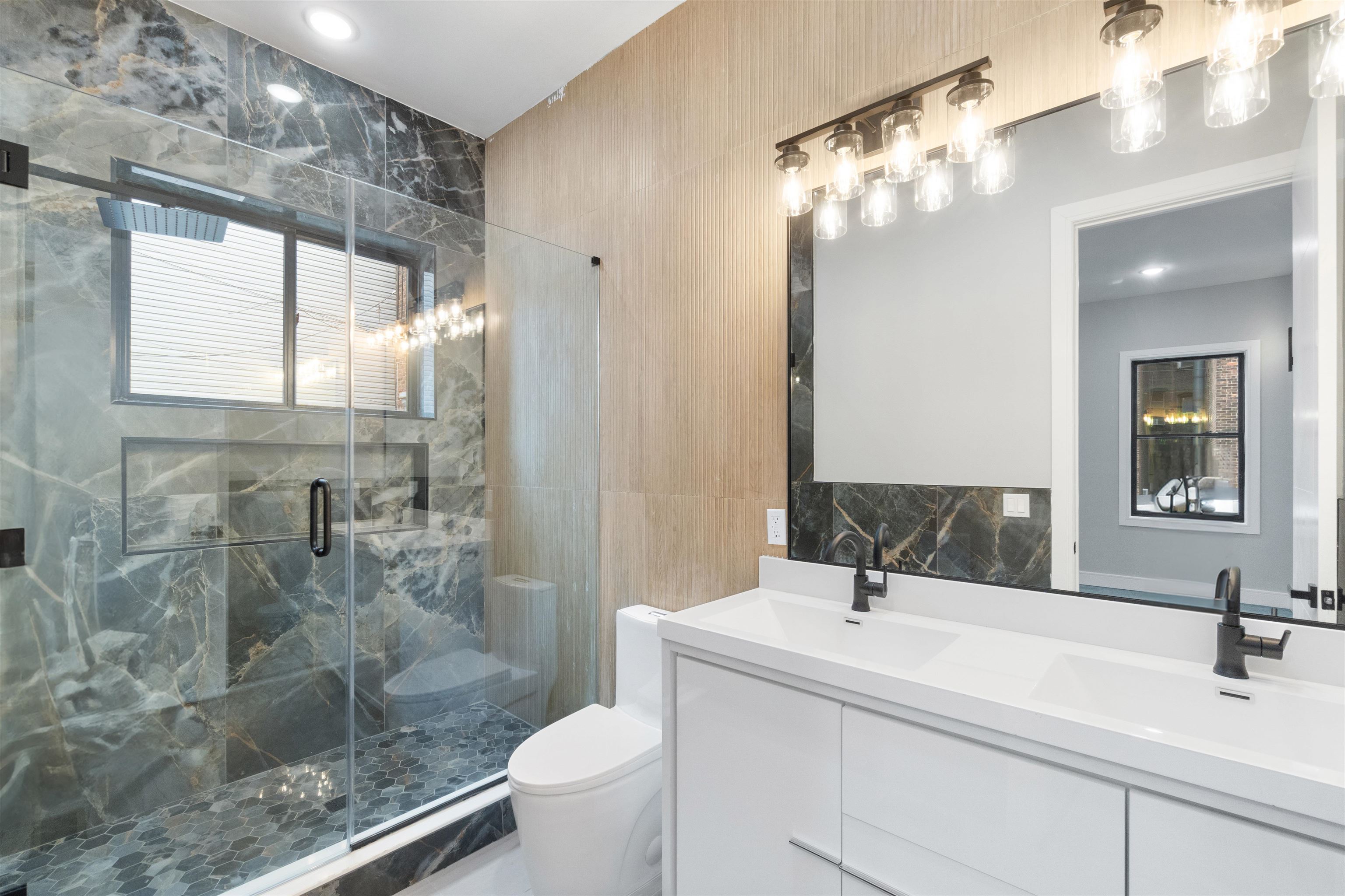 527 CENTRAL AVE Unit: 1