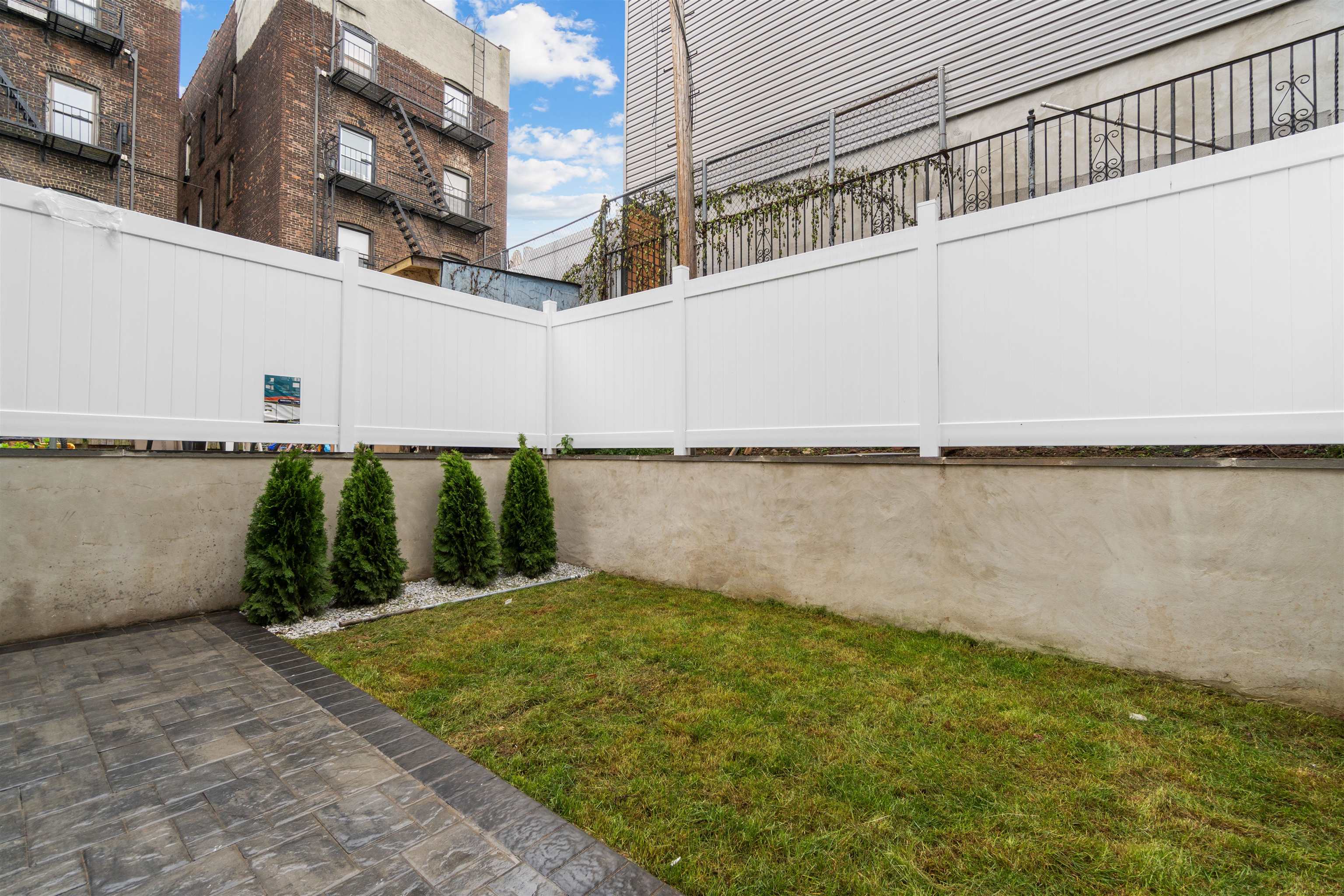 527 CENTRAL AVE Unit: 1