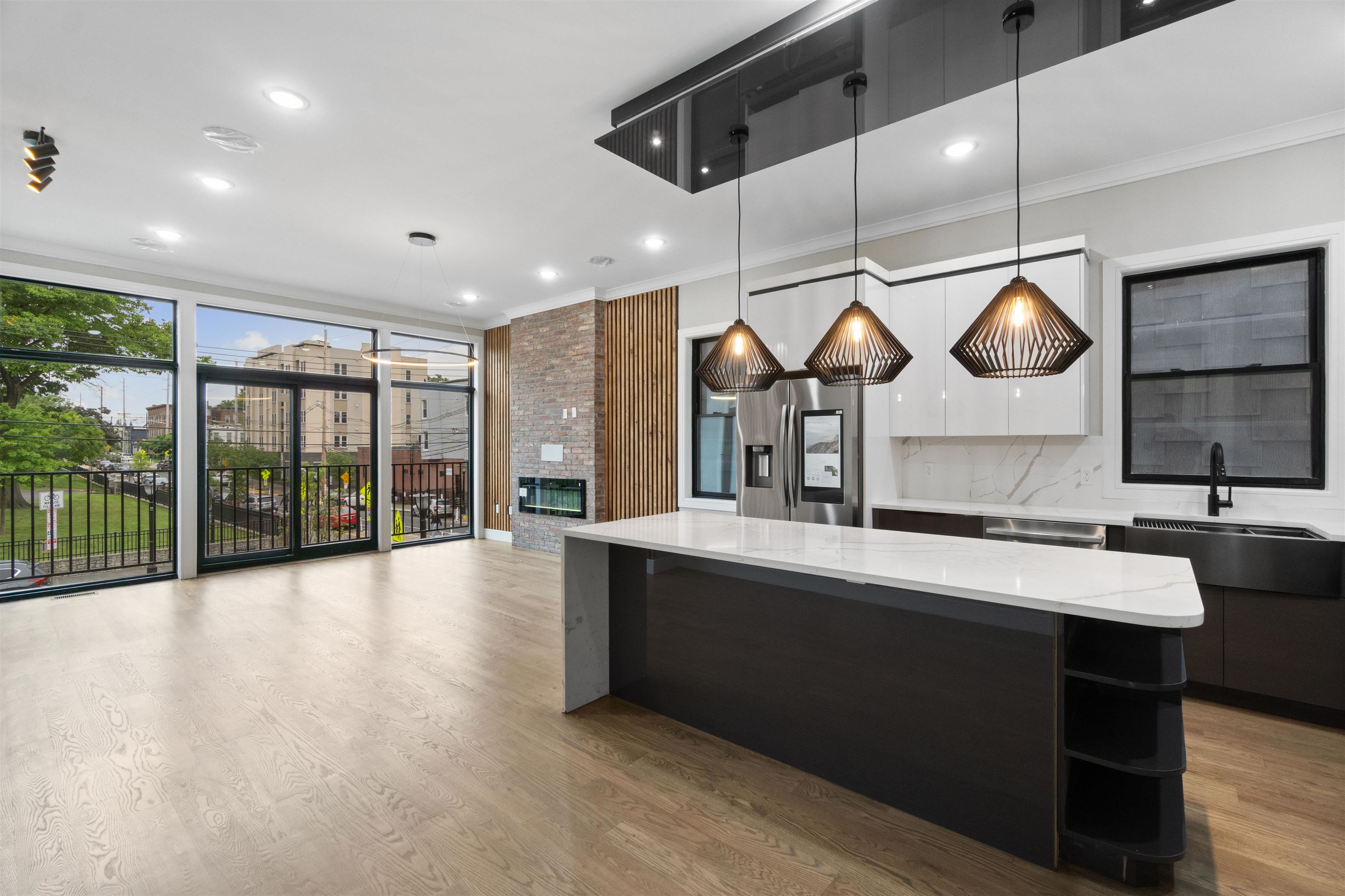 527 CENTRAL AVE Unit: 1