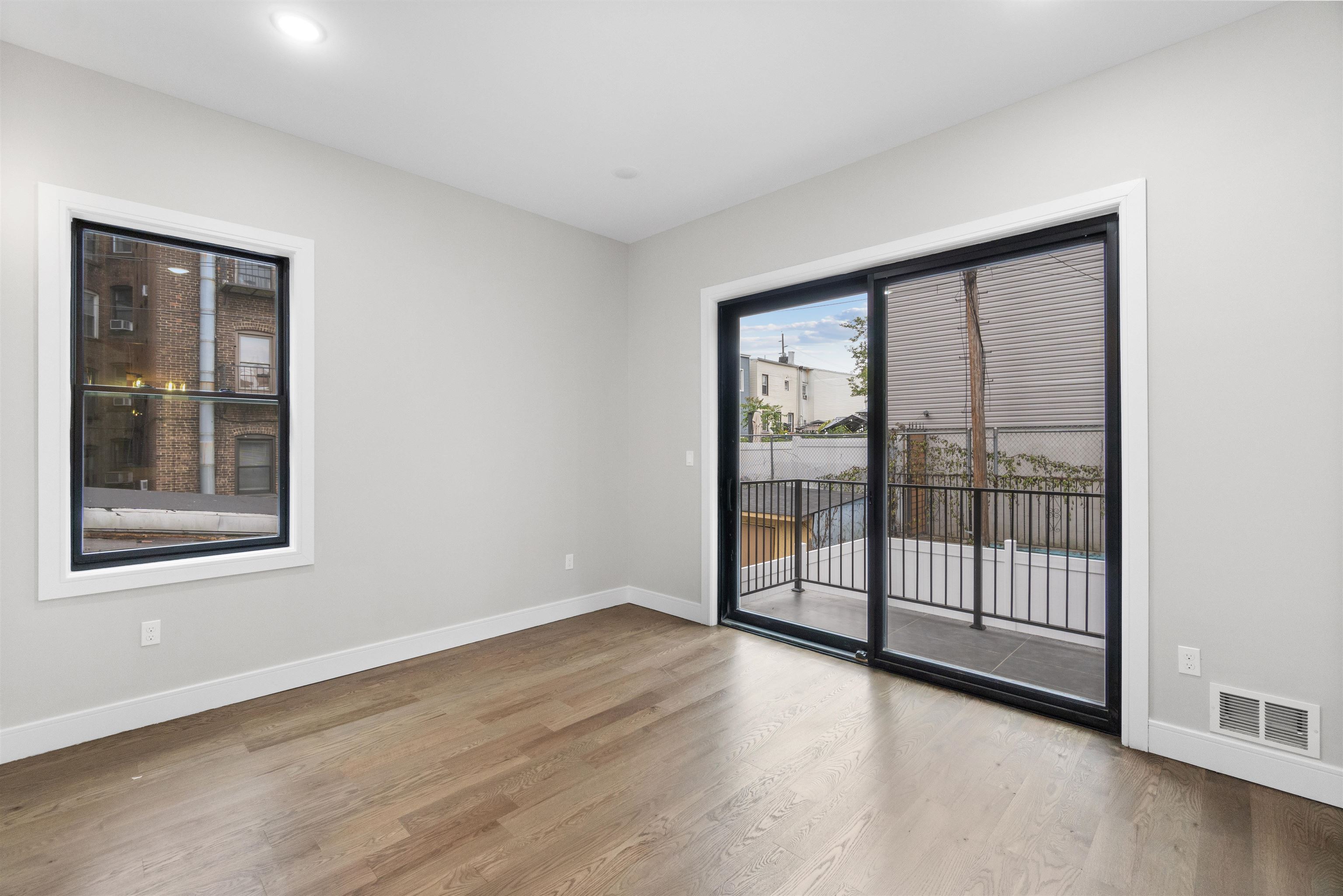 527 CENTRAL AVE Unit: 1