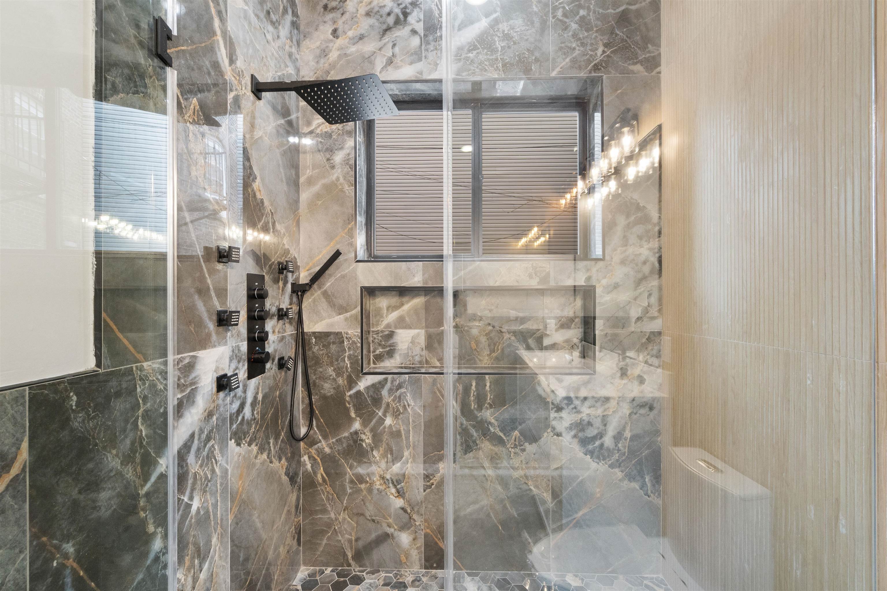 527 CENTRAL AVE Unit: 1