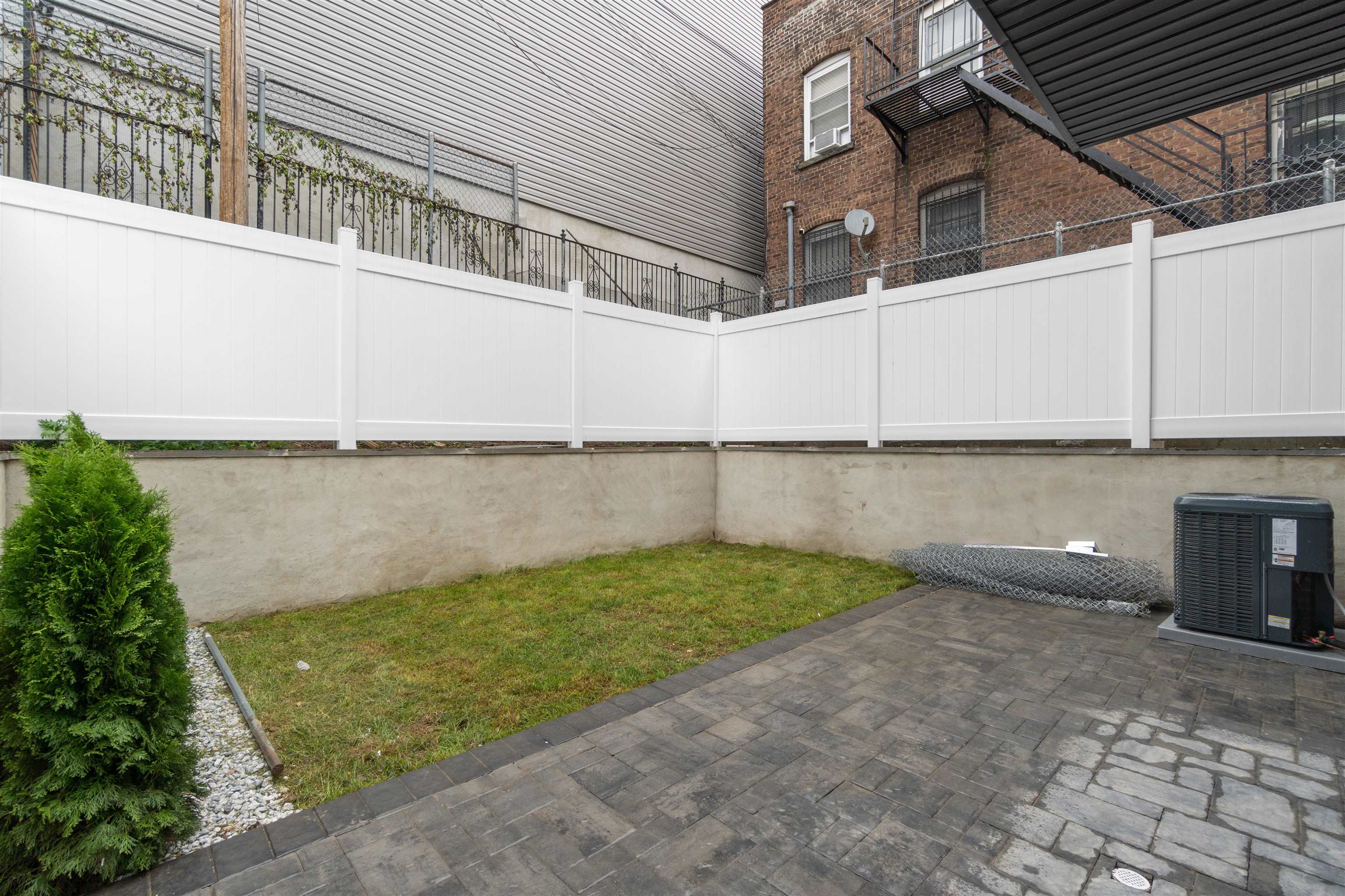 527 CENTRAL AVE Unit: 1