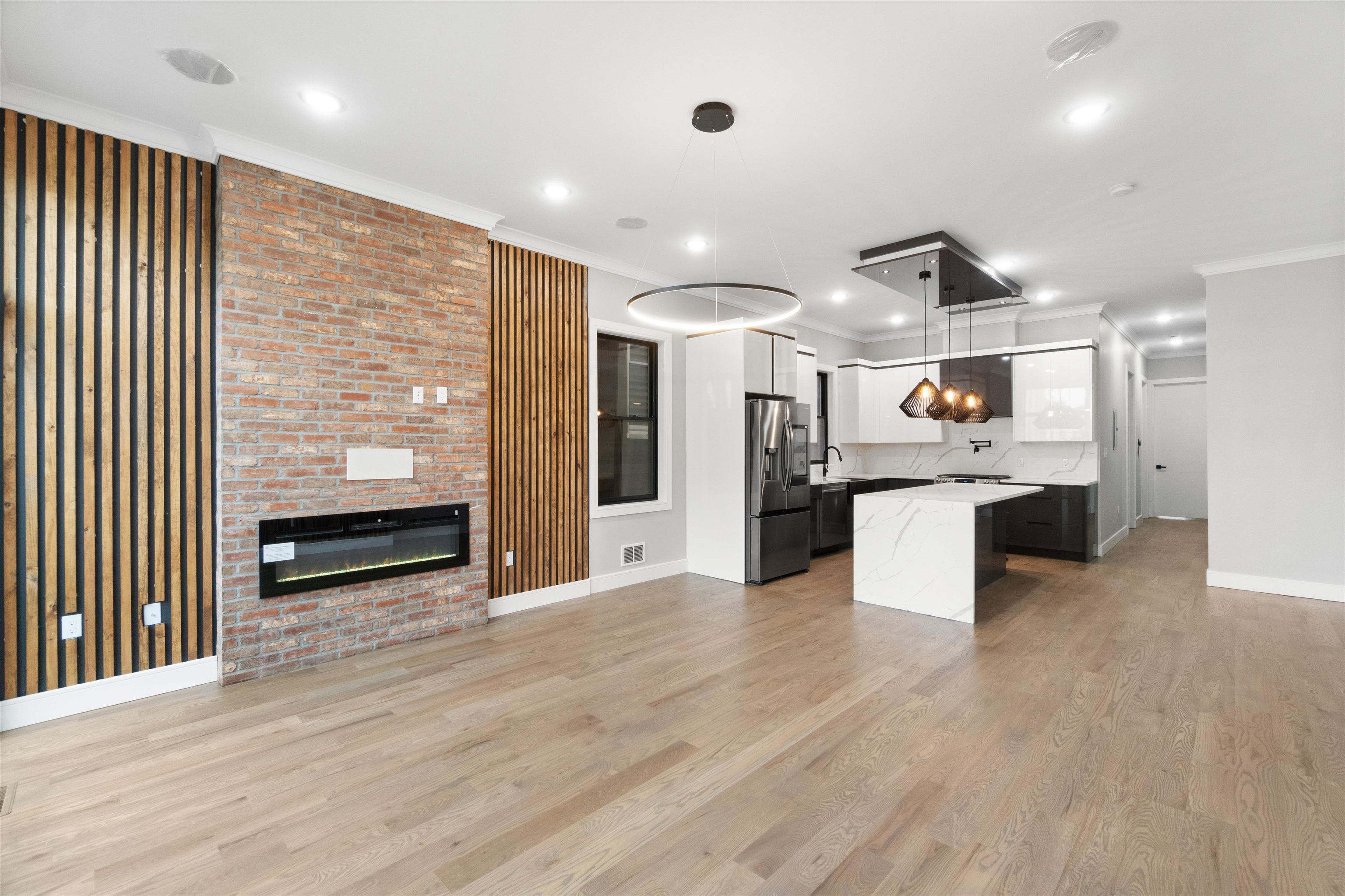 527 CENTRAL AVE Unit: 1