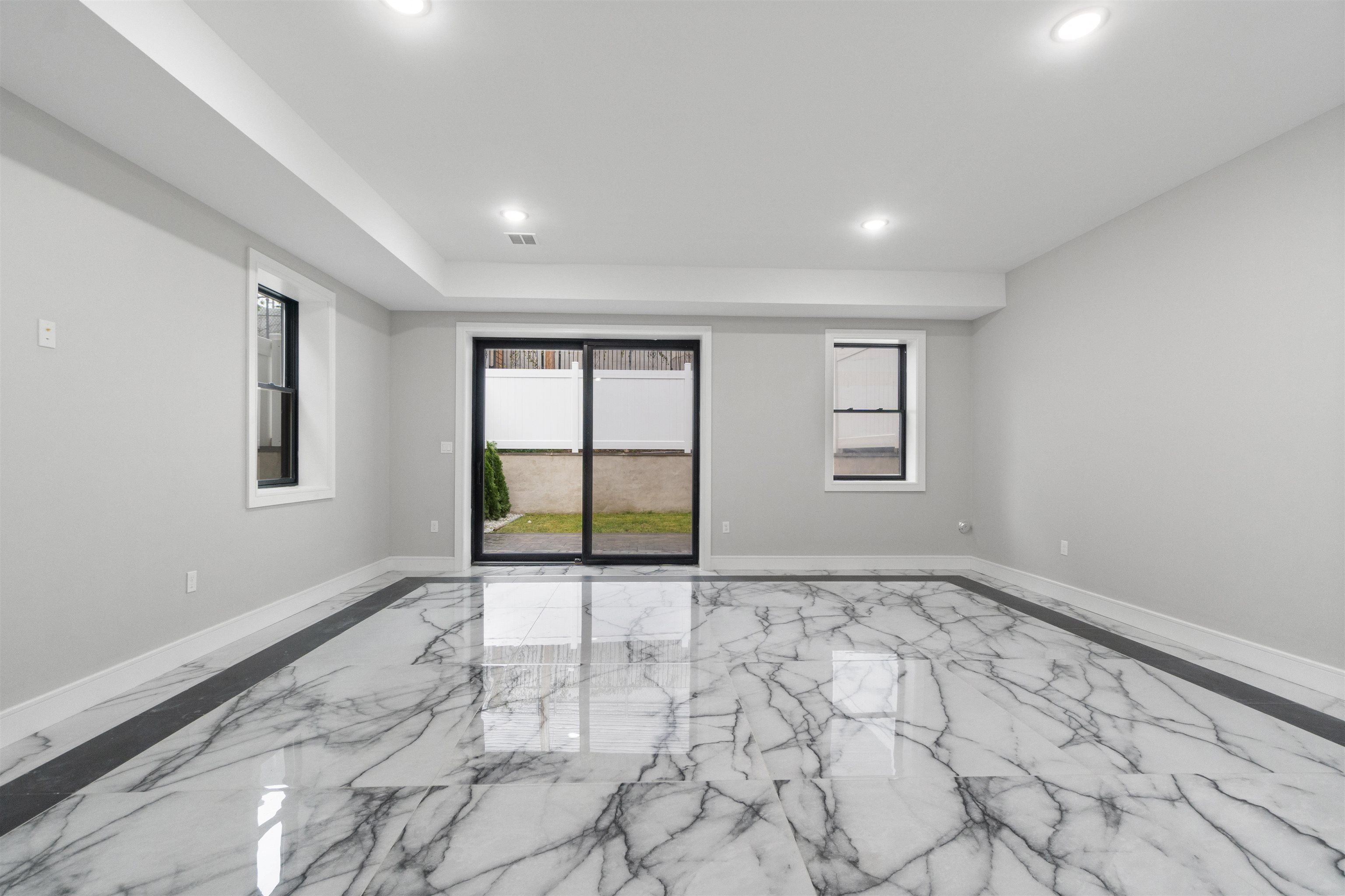 527 CENTRAL AVE Unit: 1