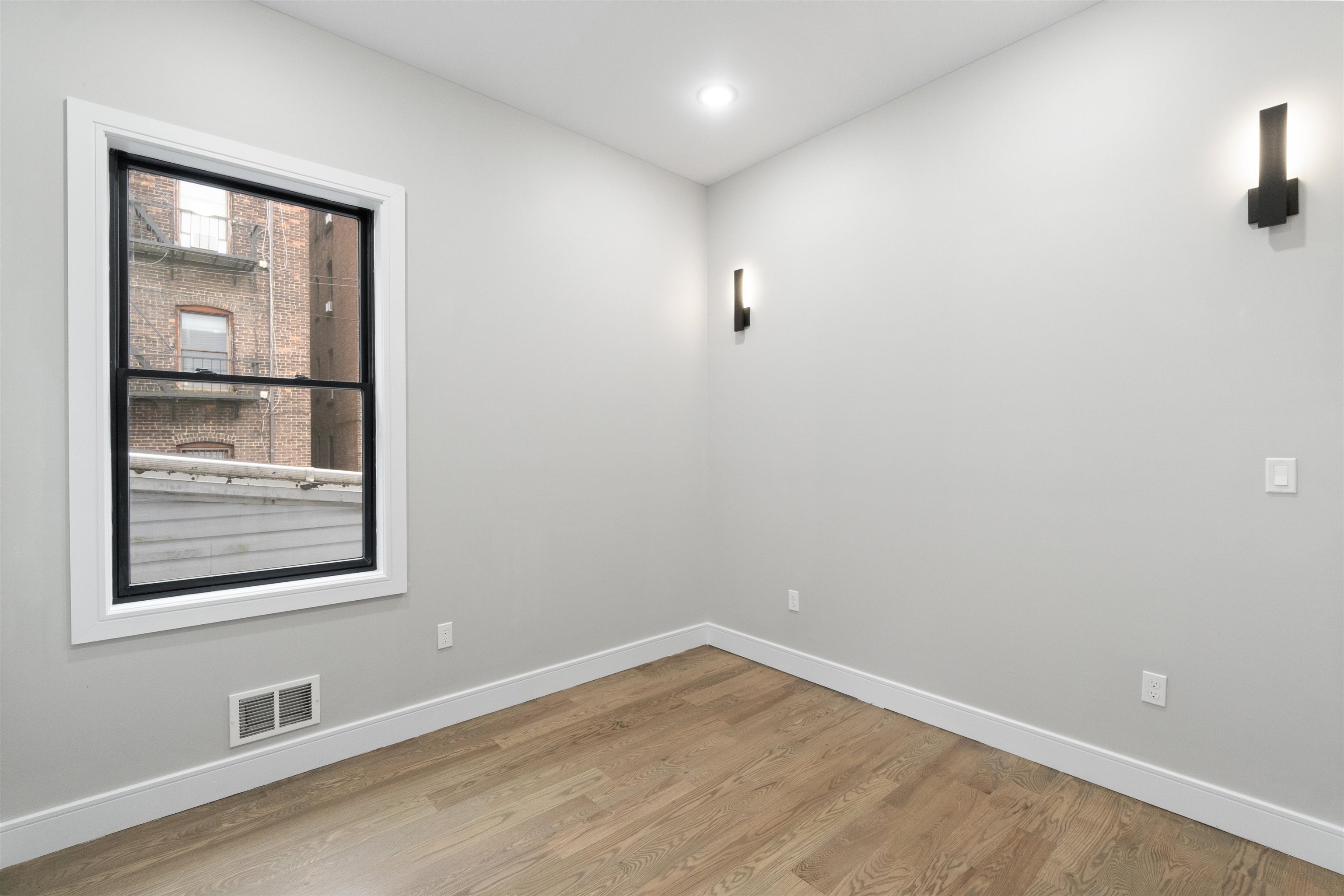 527 CENTRAL AVE Unit: 1