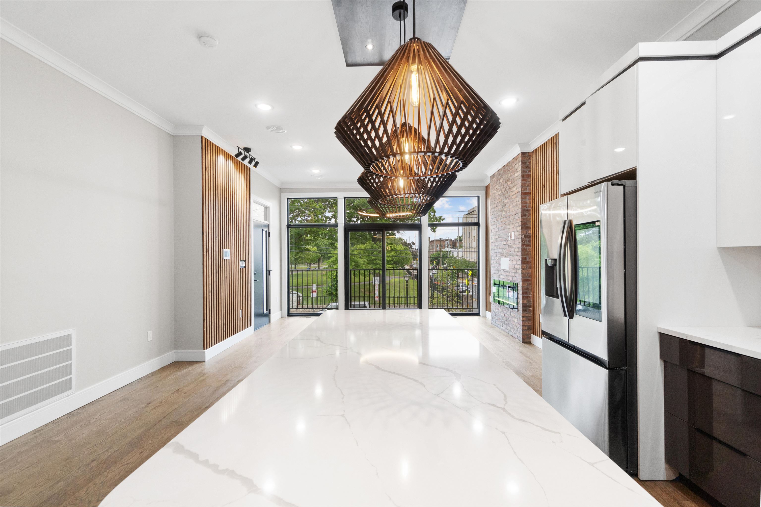 527 CENTRAL AVE Unit: 1