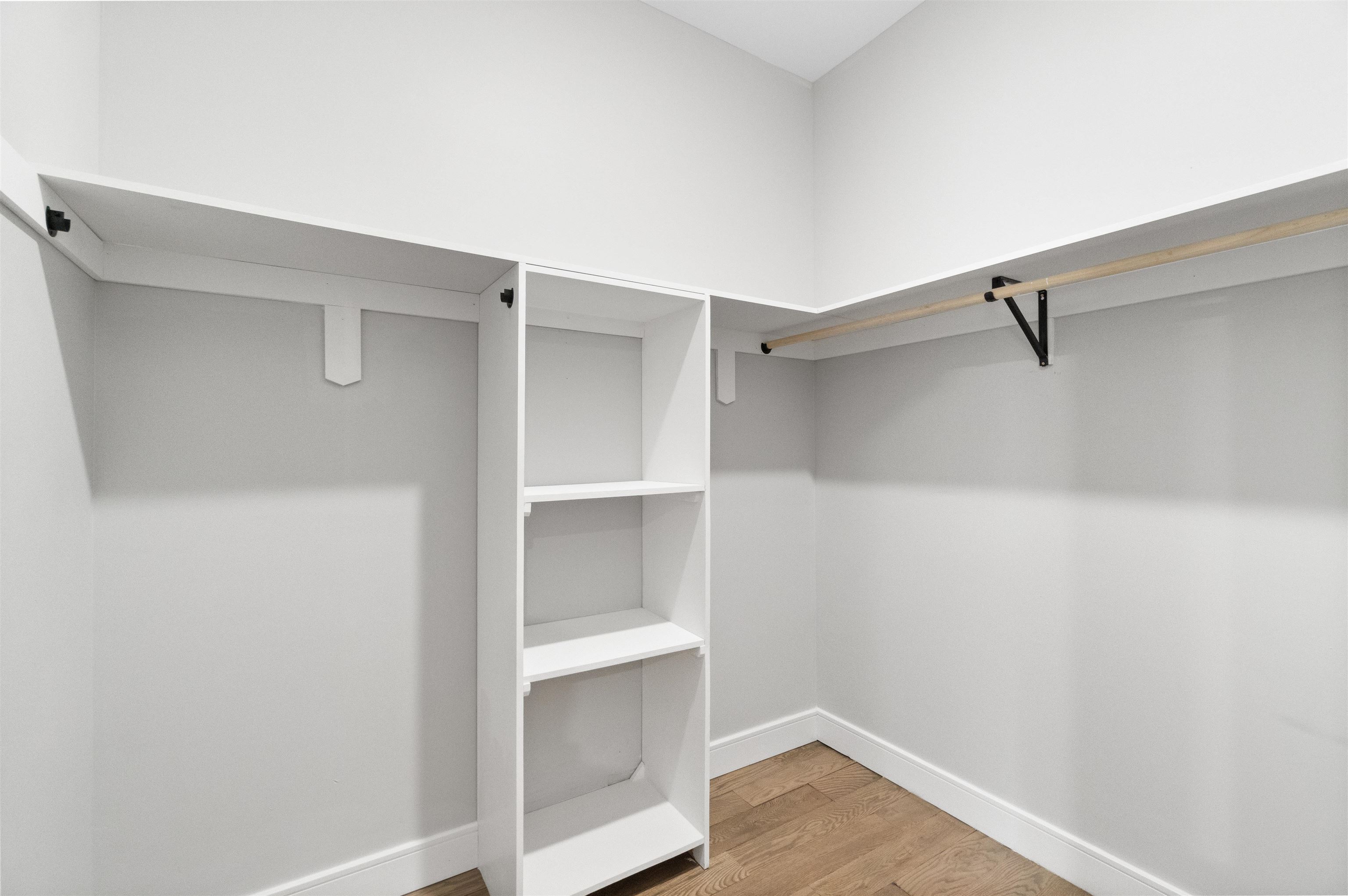 527 CENTRAL AVE Unit: 1