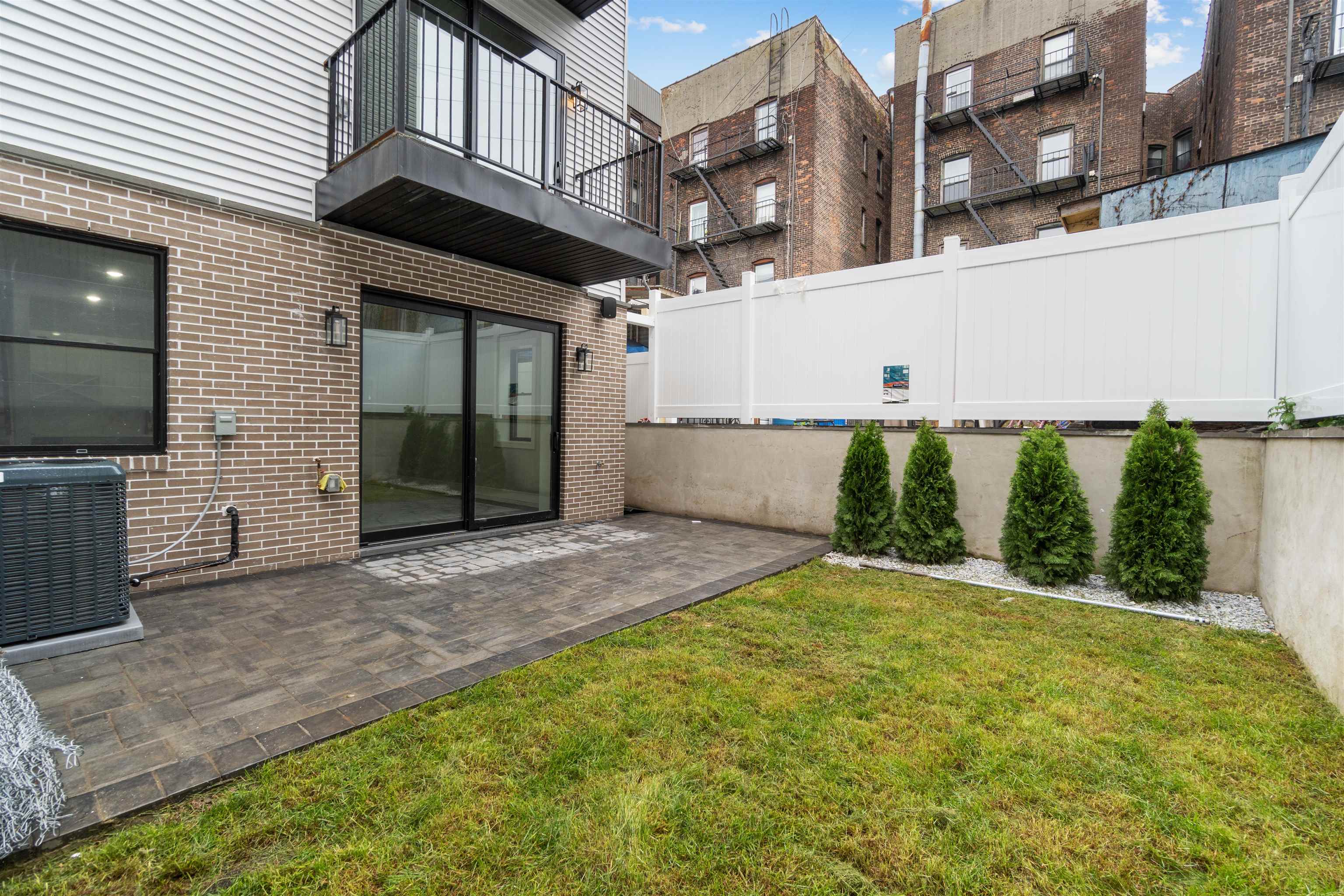 527 CENTRAL AVE Unit: 1