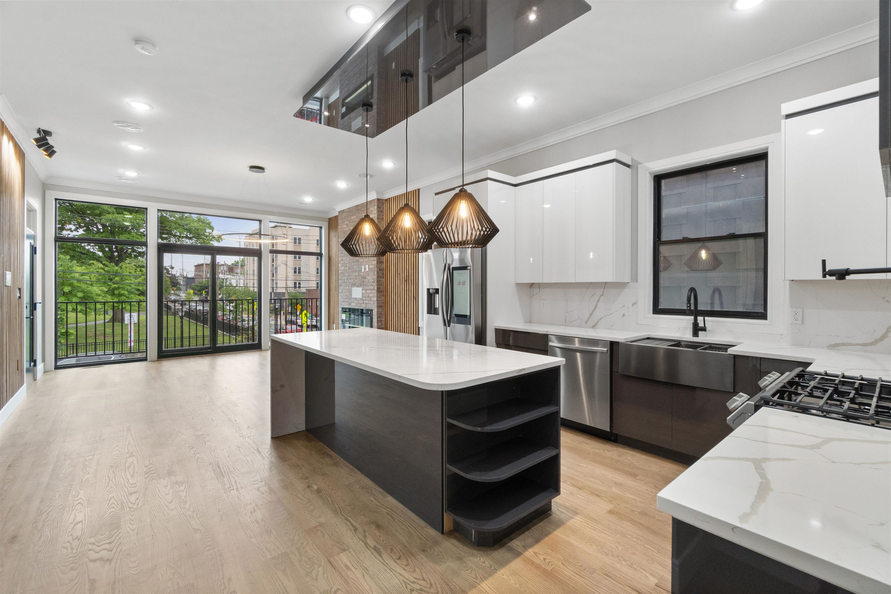 527 CENTRAL AVE Unit: 1