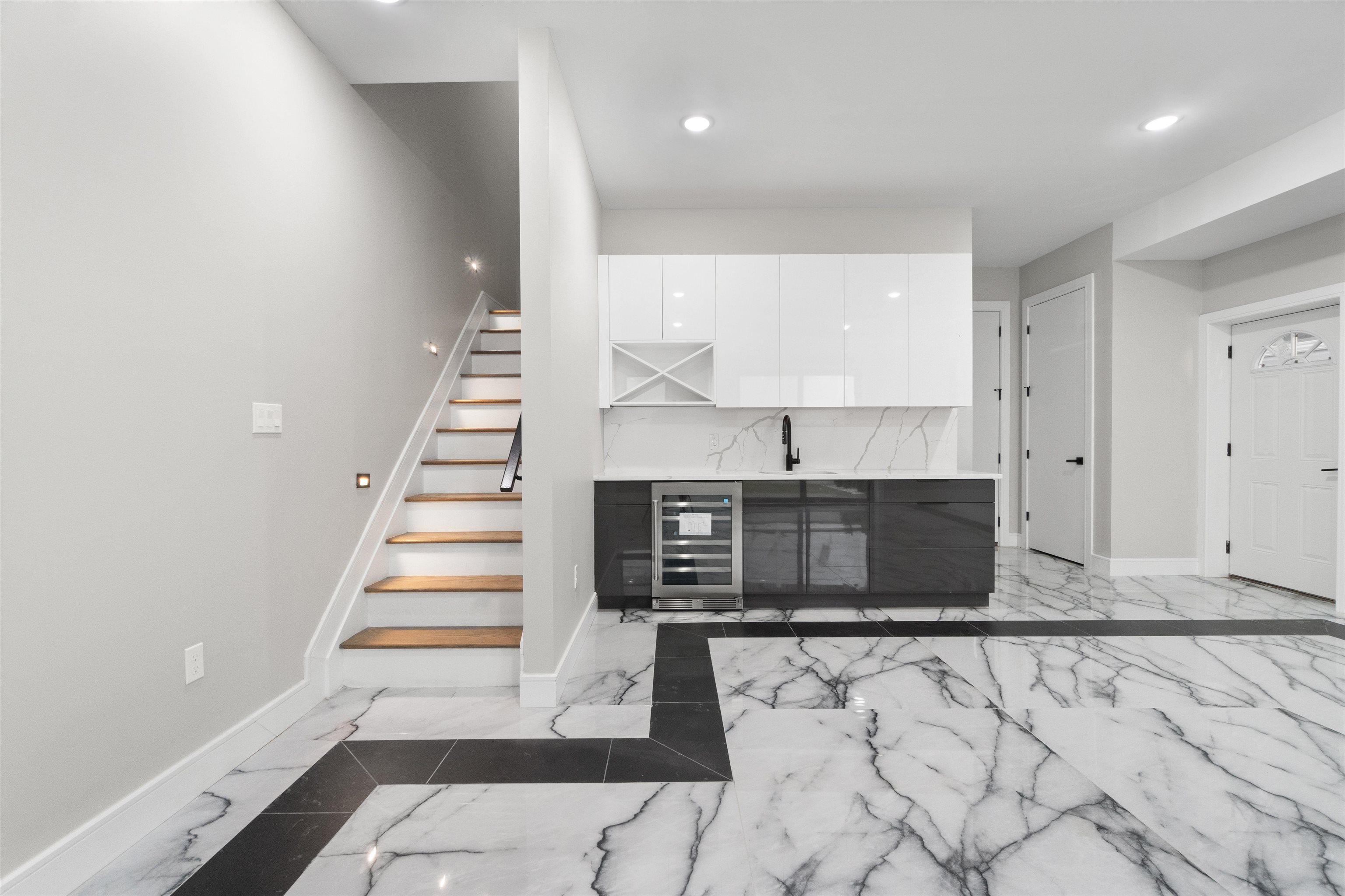 527 CENTRAL AVE Unit: 1