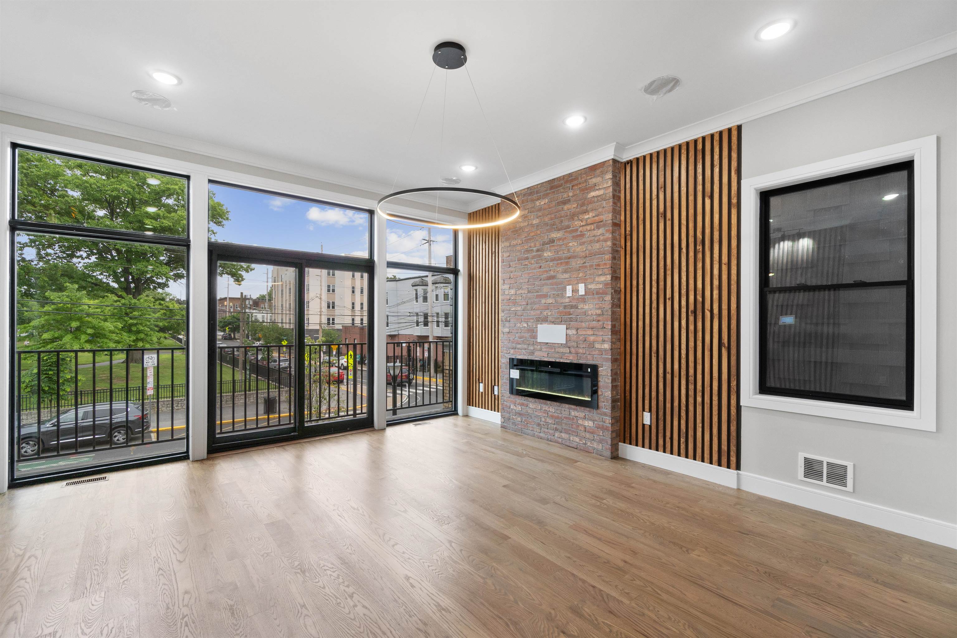 527 CENTRAL AVE Unit: 1