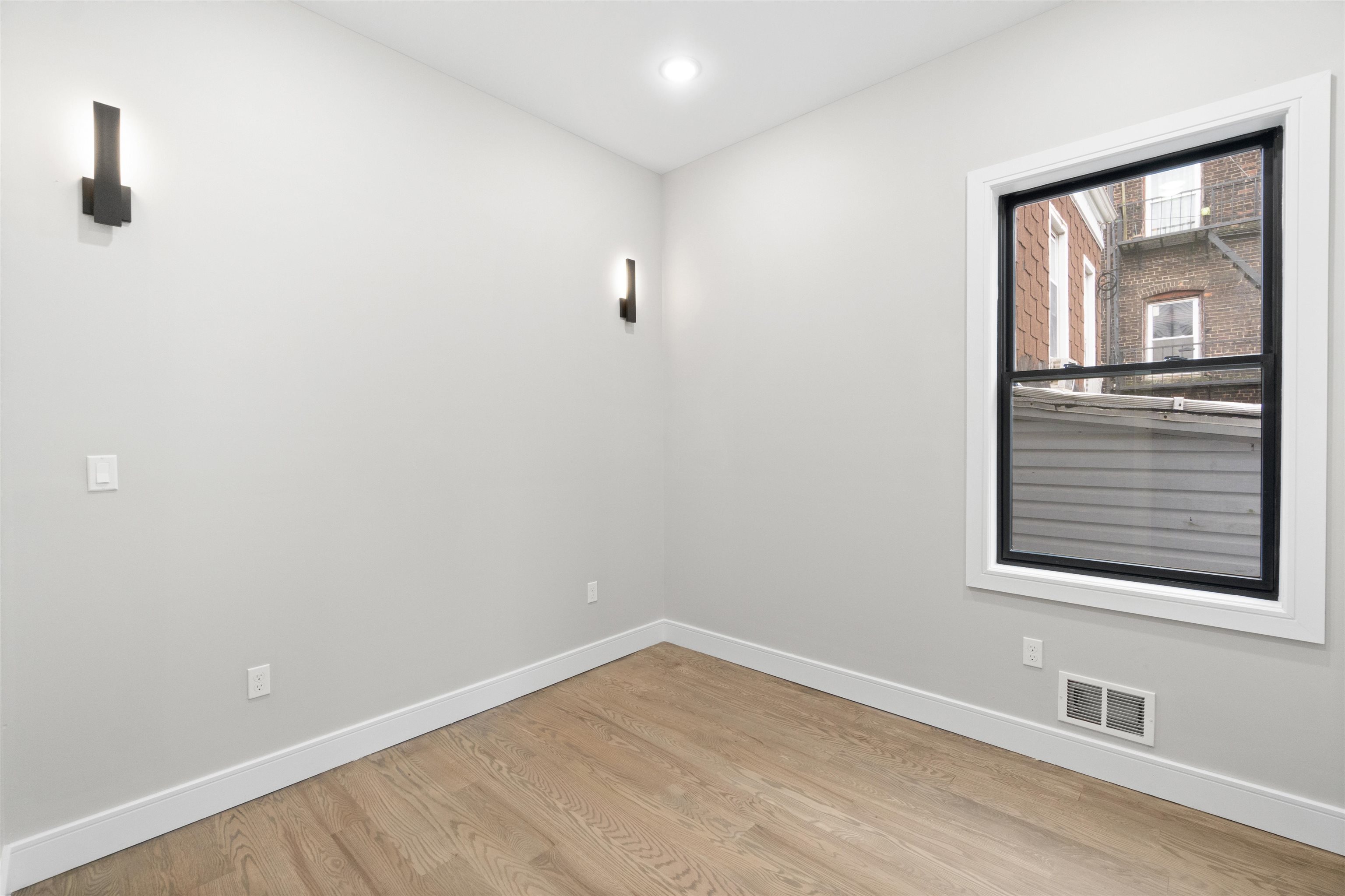 527 CENTRAL AVE Unit: 1