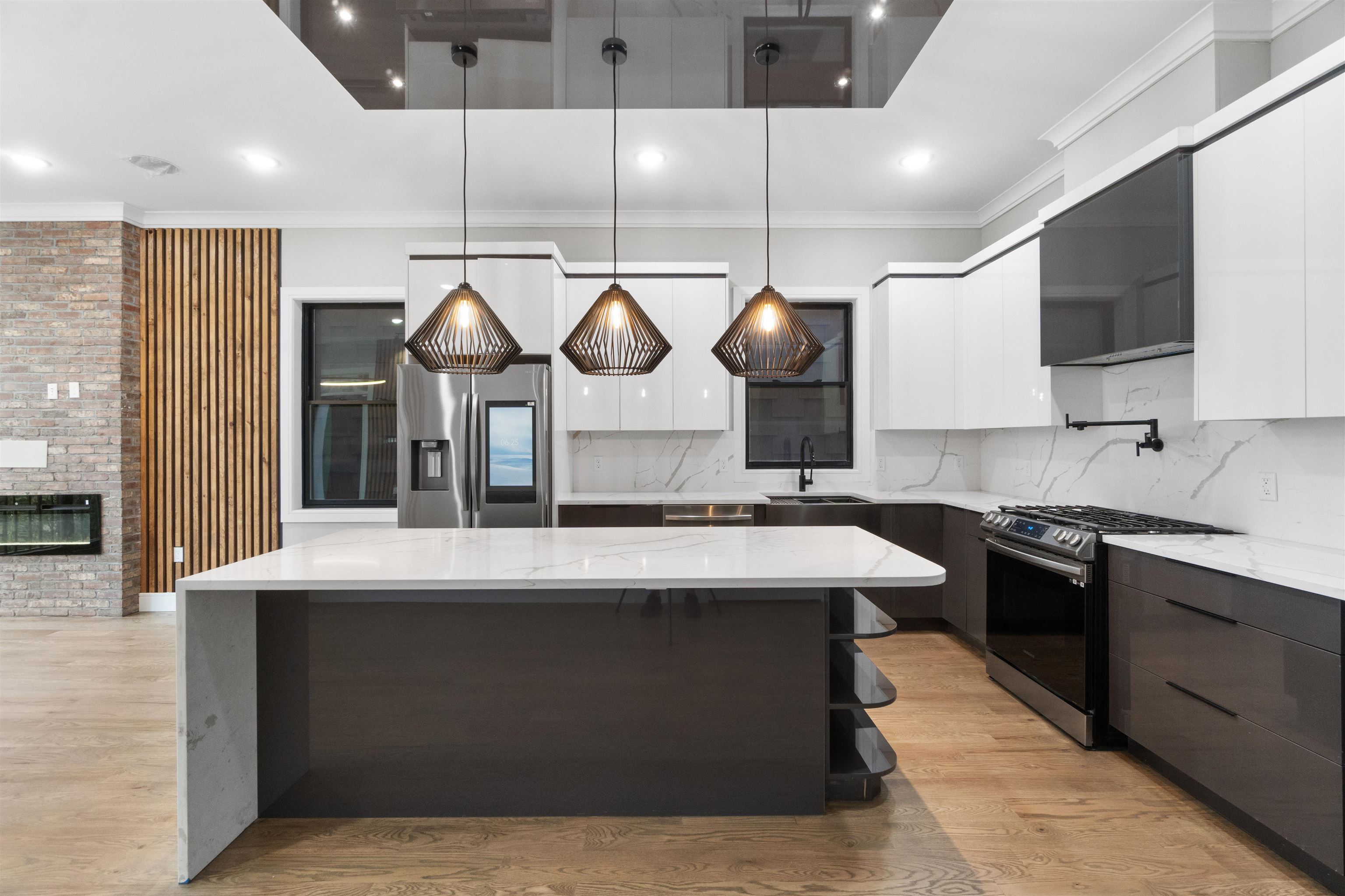 527 CENTRAL AVE Unit: 1