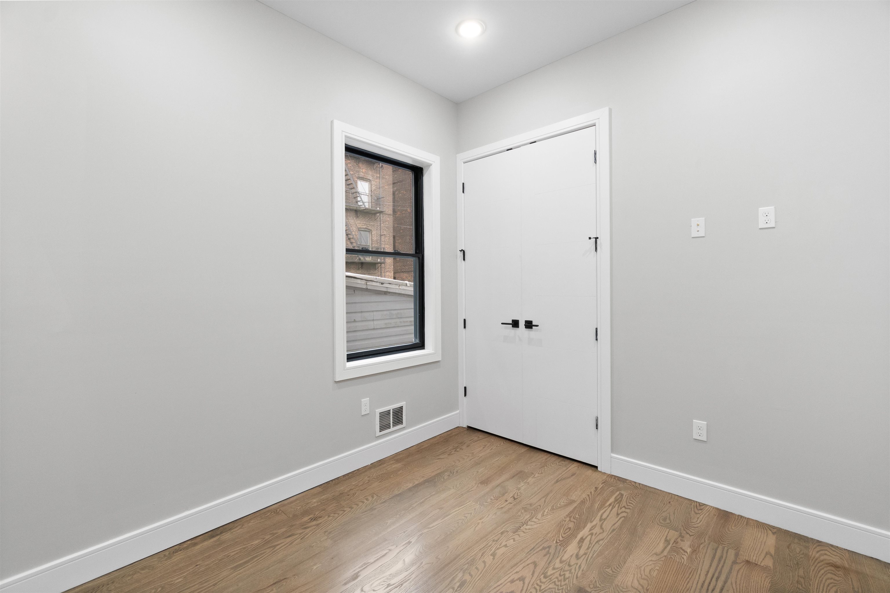 527 CENTRAL AVE Unit: 1