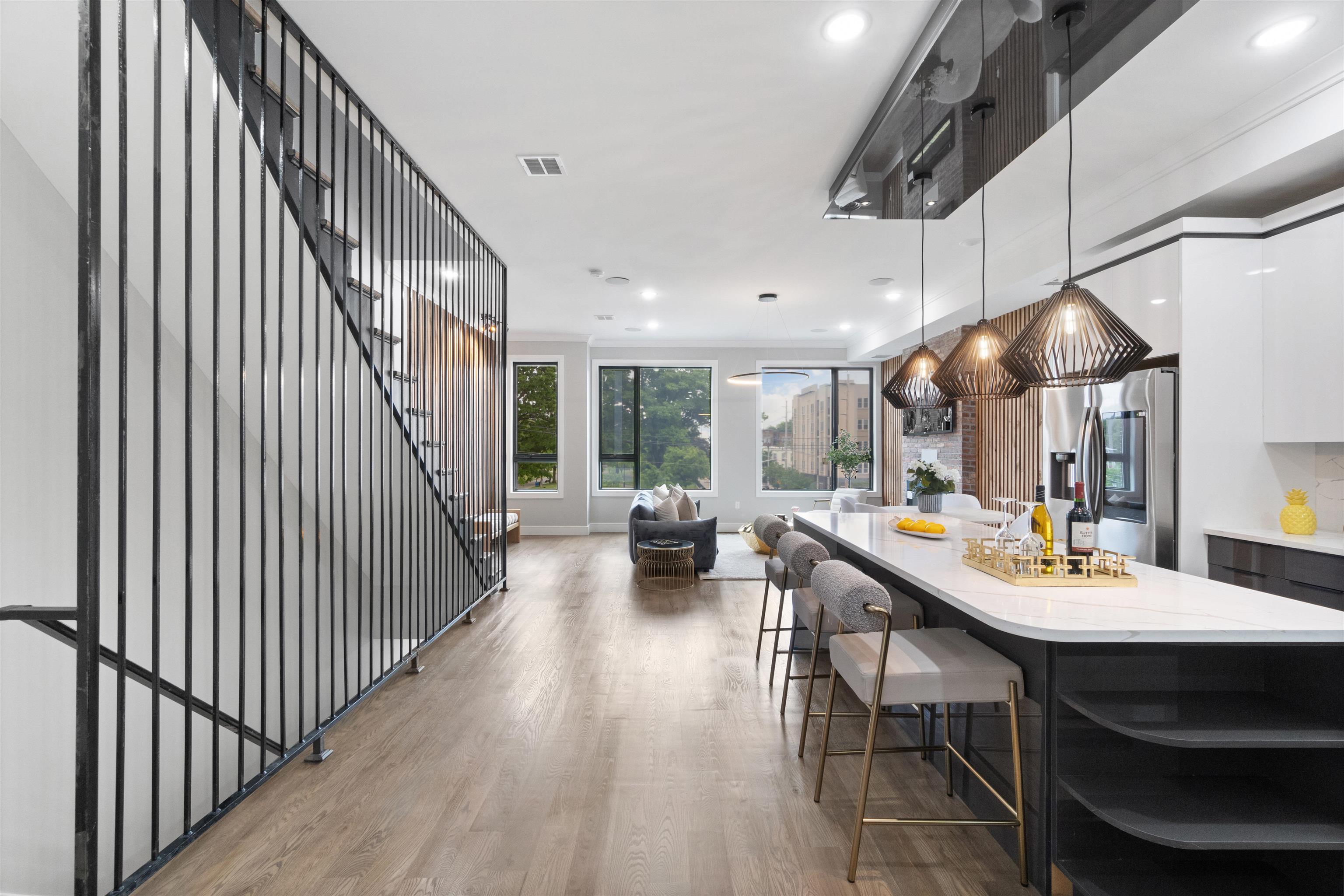 527 CENTRAL AVE Unit: B