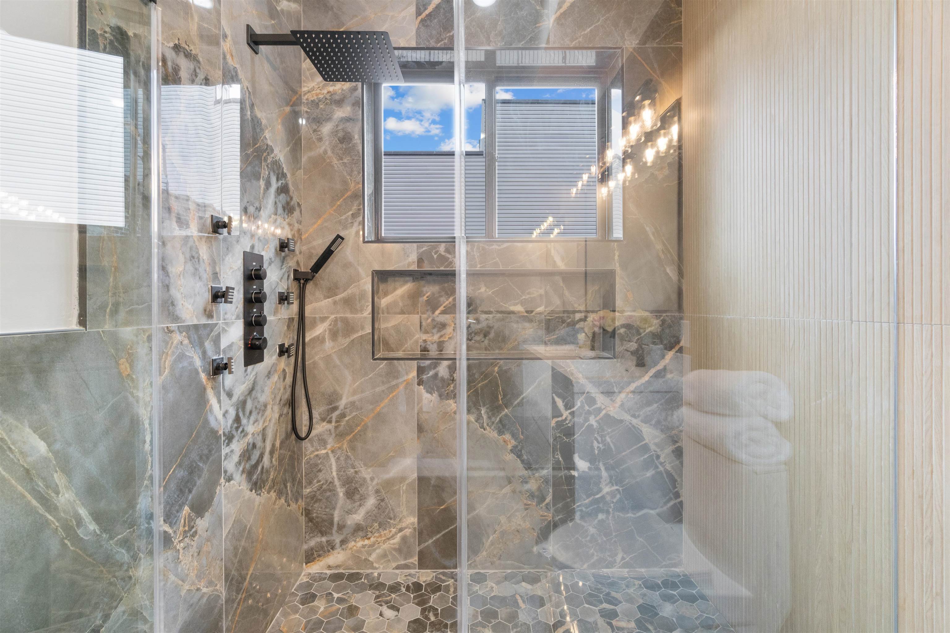 527 CENTRAL AVE Unit: B