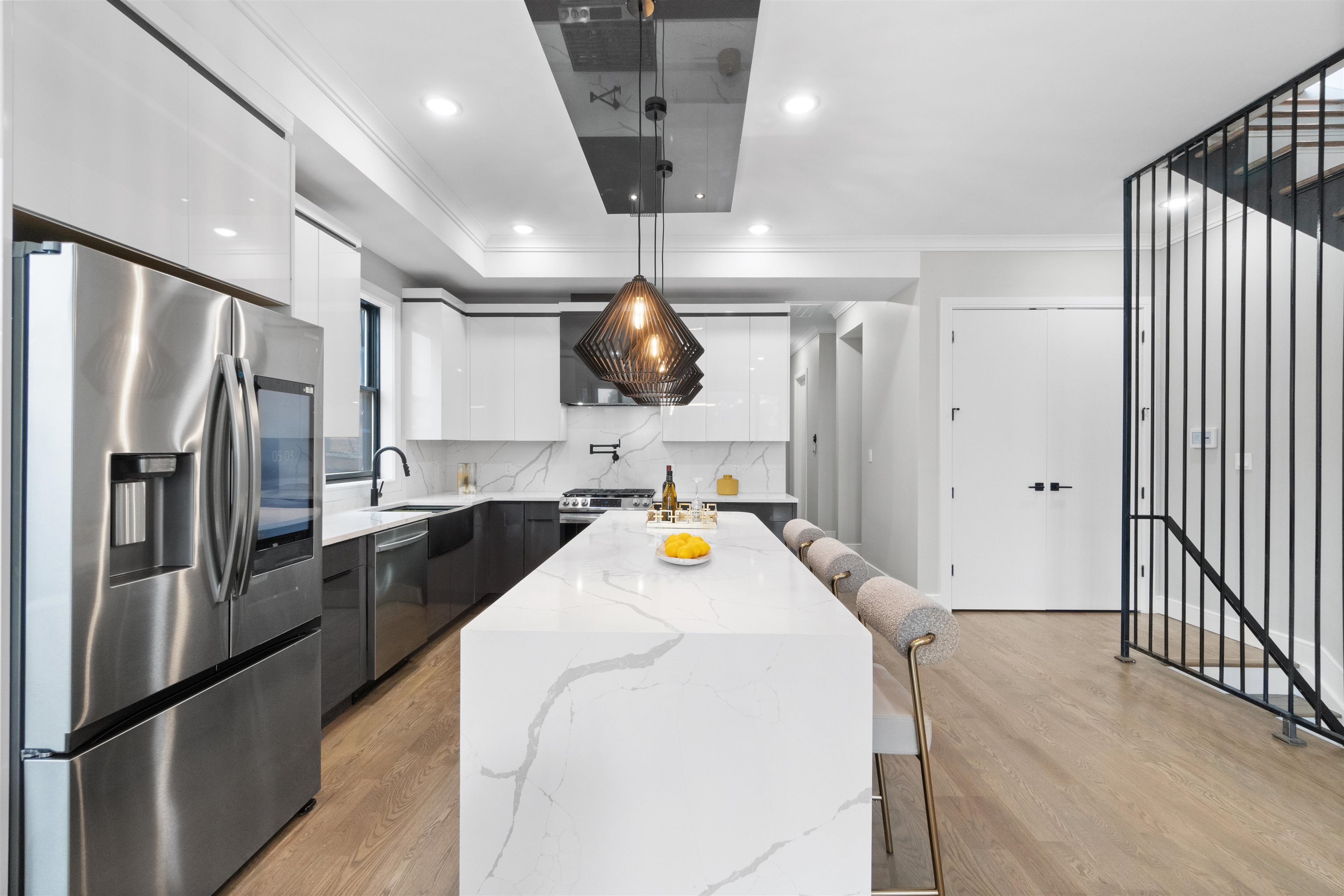 527 CENTRAL AVE Unit: B