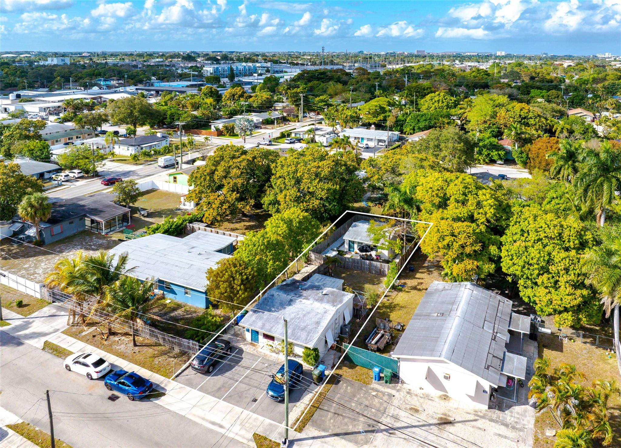 Aerial view of the outlined Oakland Park lot, showing two buildings, a driveway, and a fenced backyard.