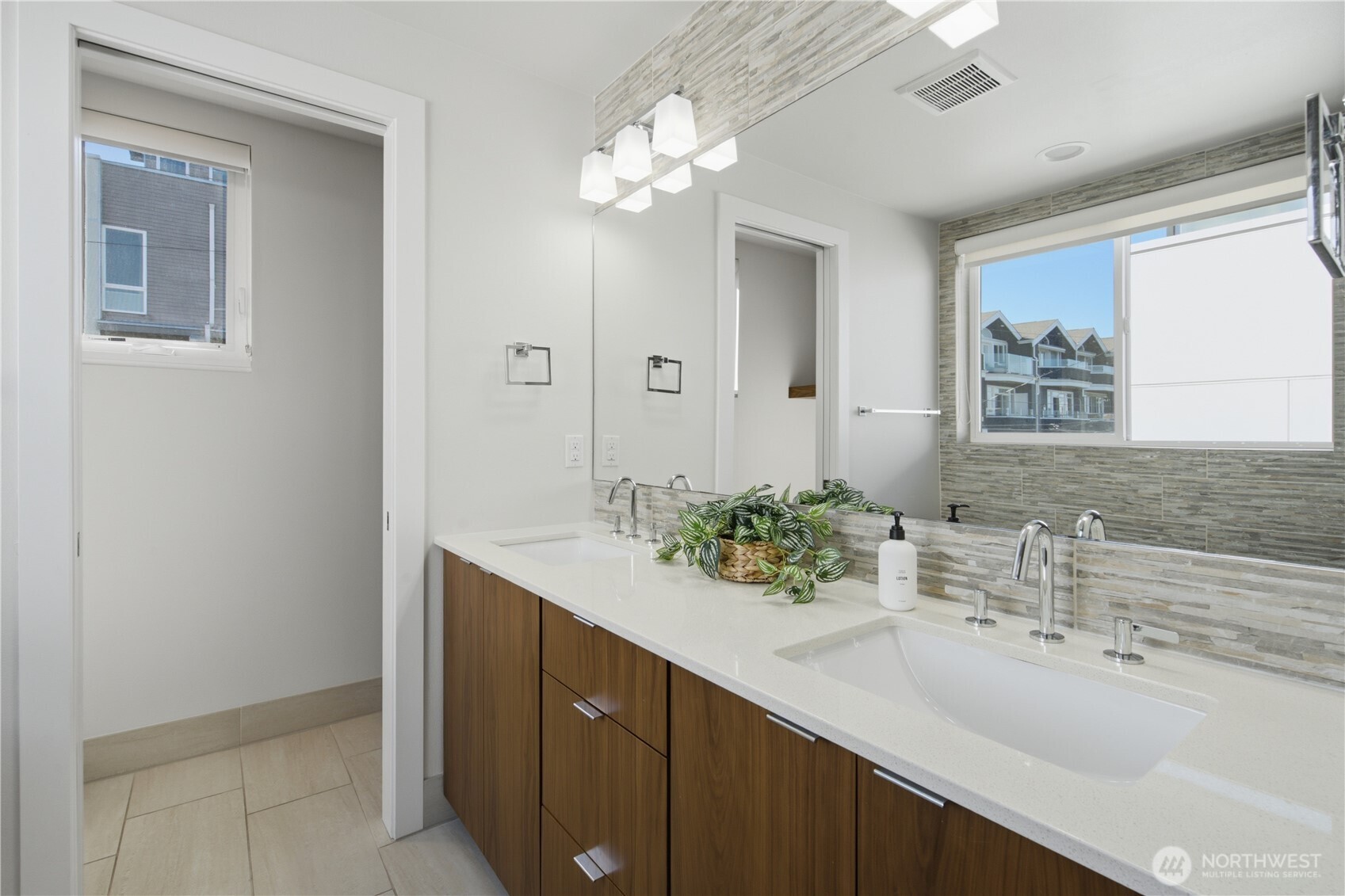 2214 Franklin Ave E Unit: B