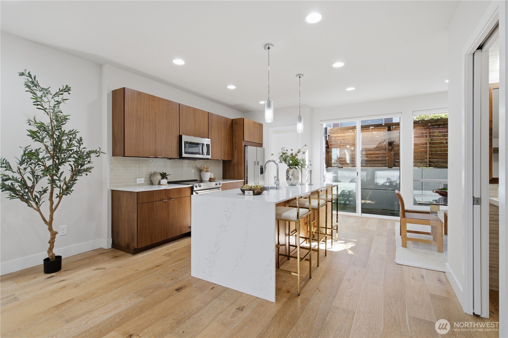 2214 Franklin Ave E Unit: B