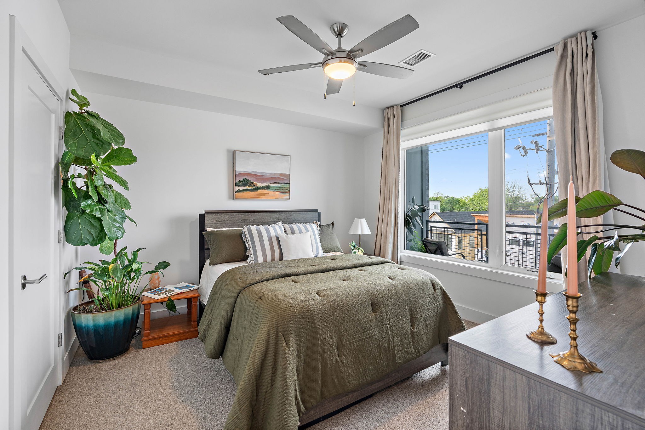 1041 E Trinity Ln Unit: 312