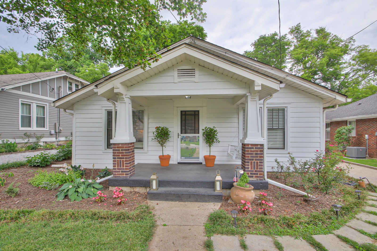 1121 Stratford Ave
