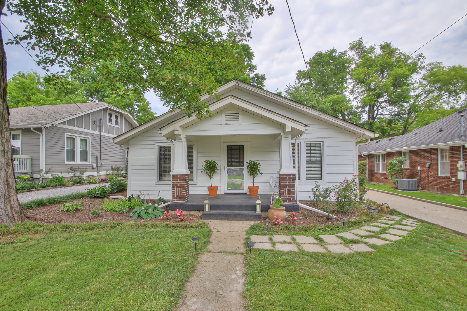 1121 Stratford Ave