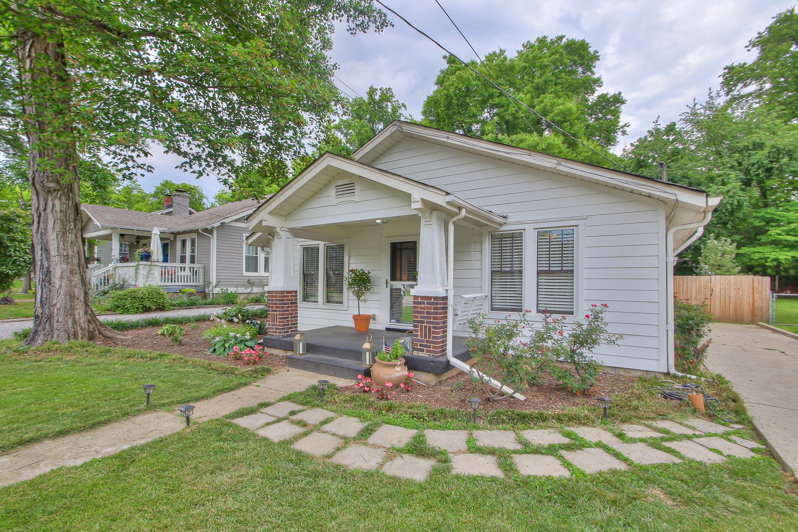 1121 Stratford Ave