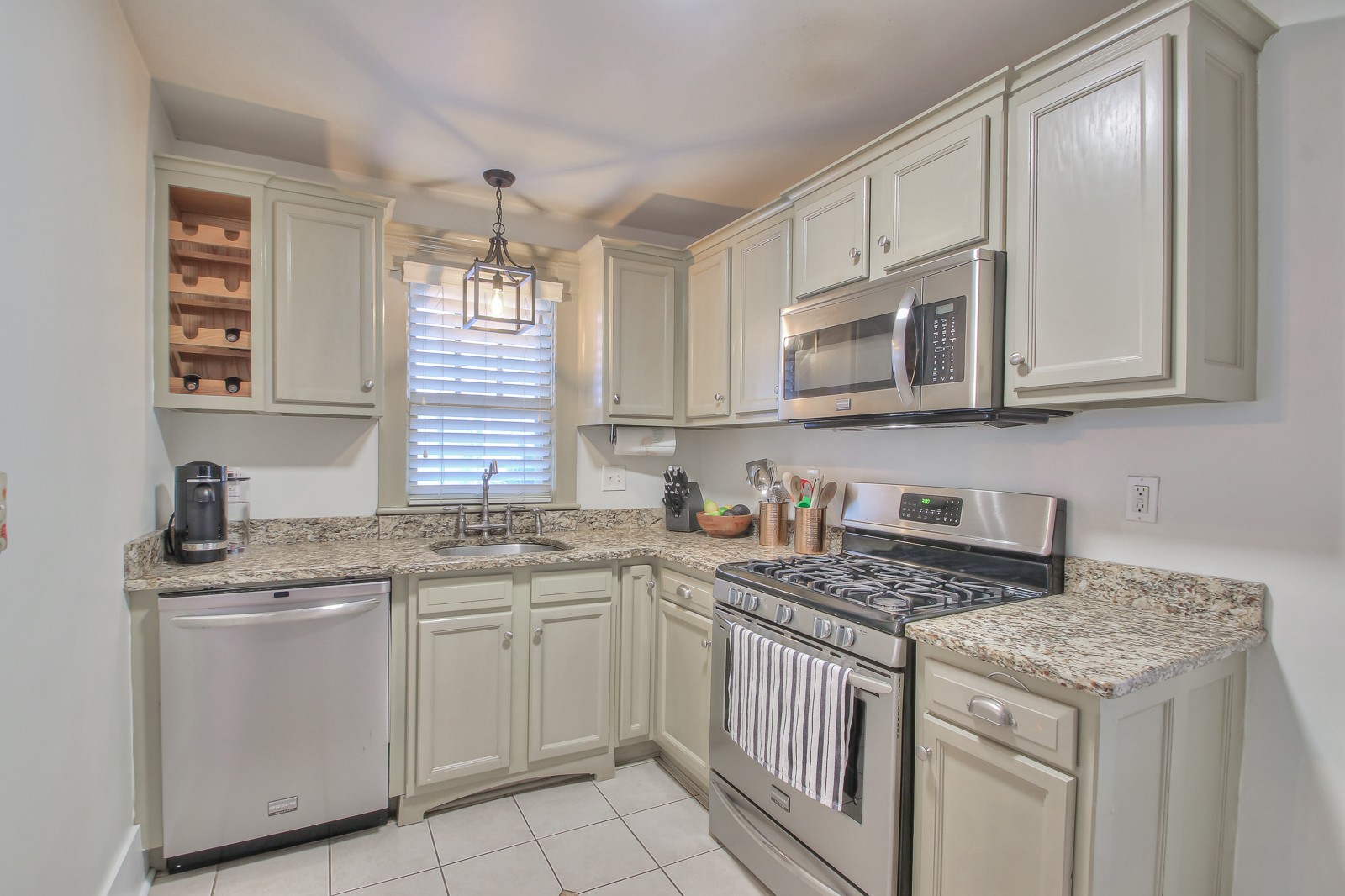 1121 Stratford Ave