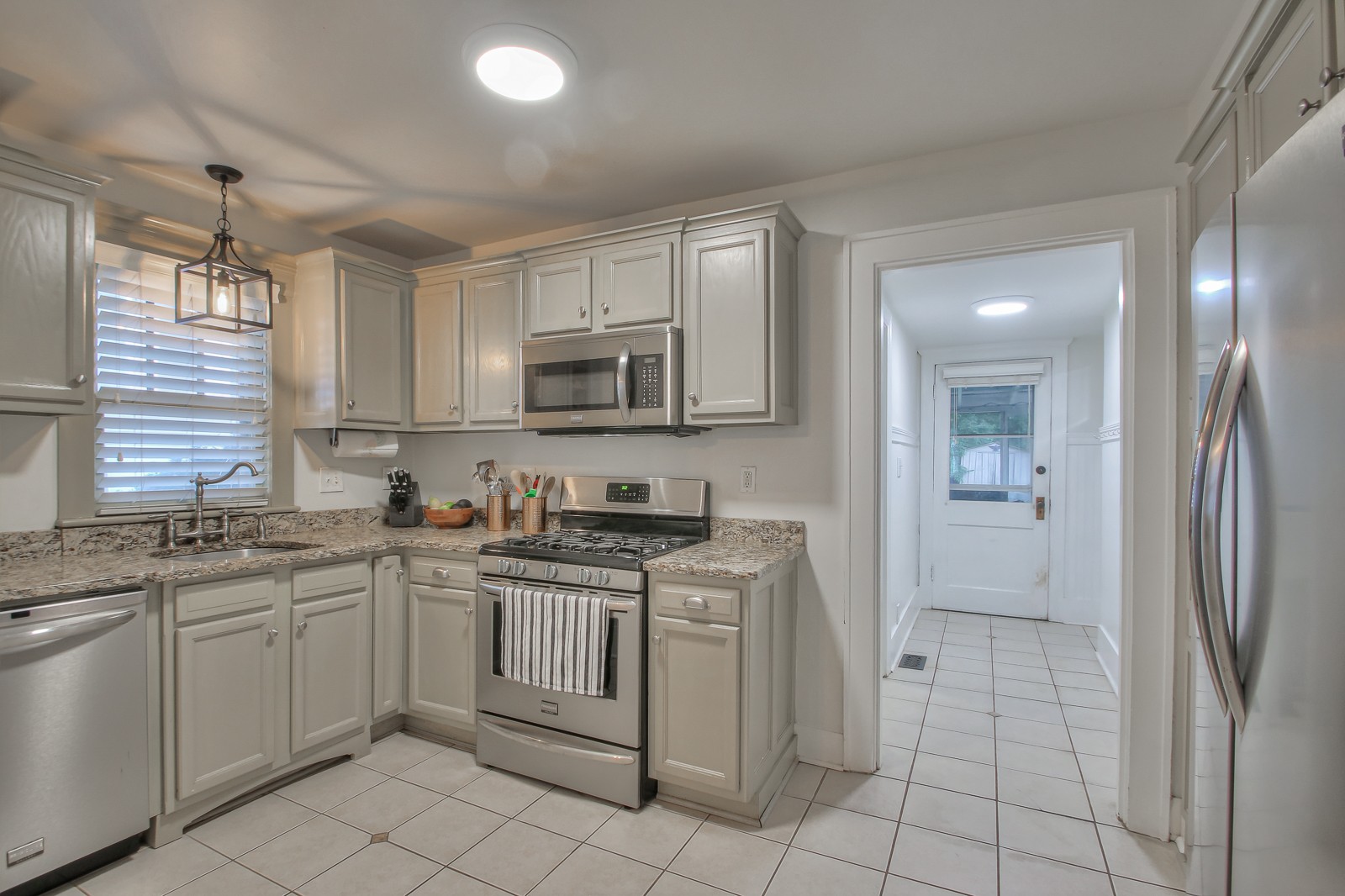 1121 Stratford Ave