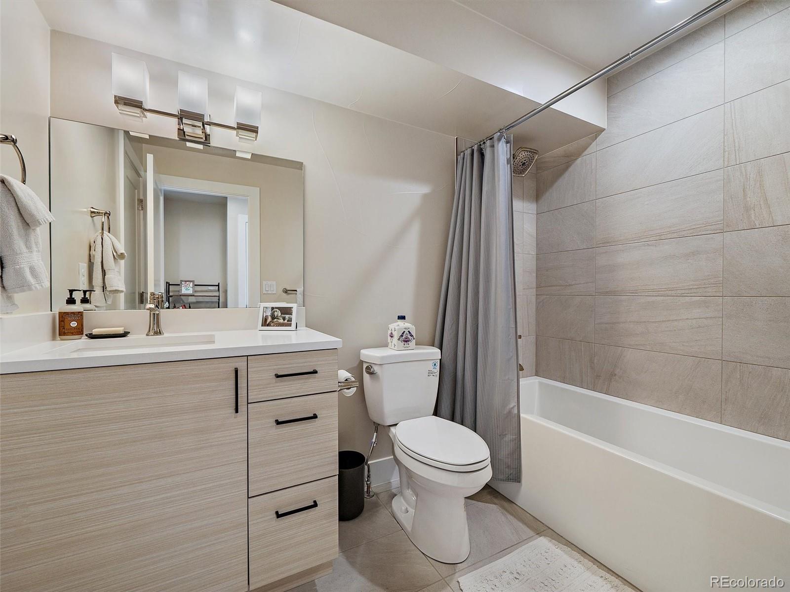 3875 E 4th Avenue Unit: 2
