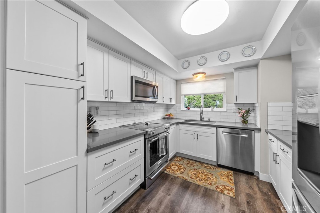 3747 Vista Campana S 80