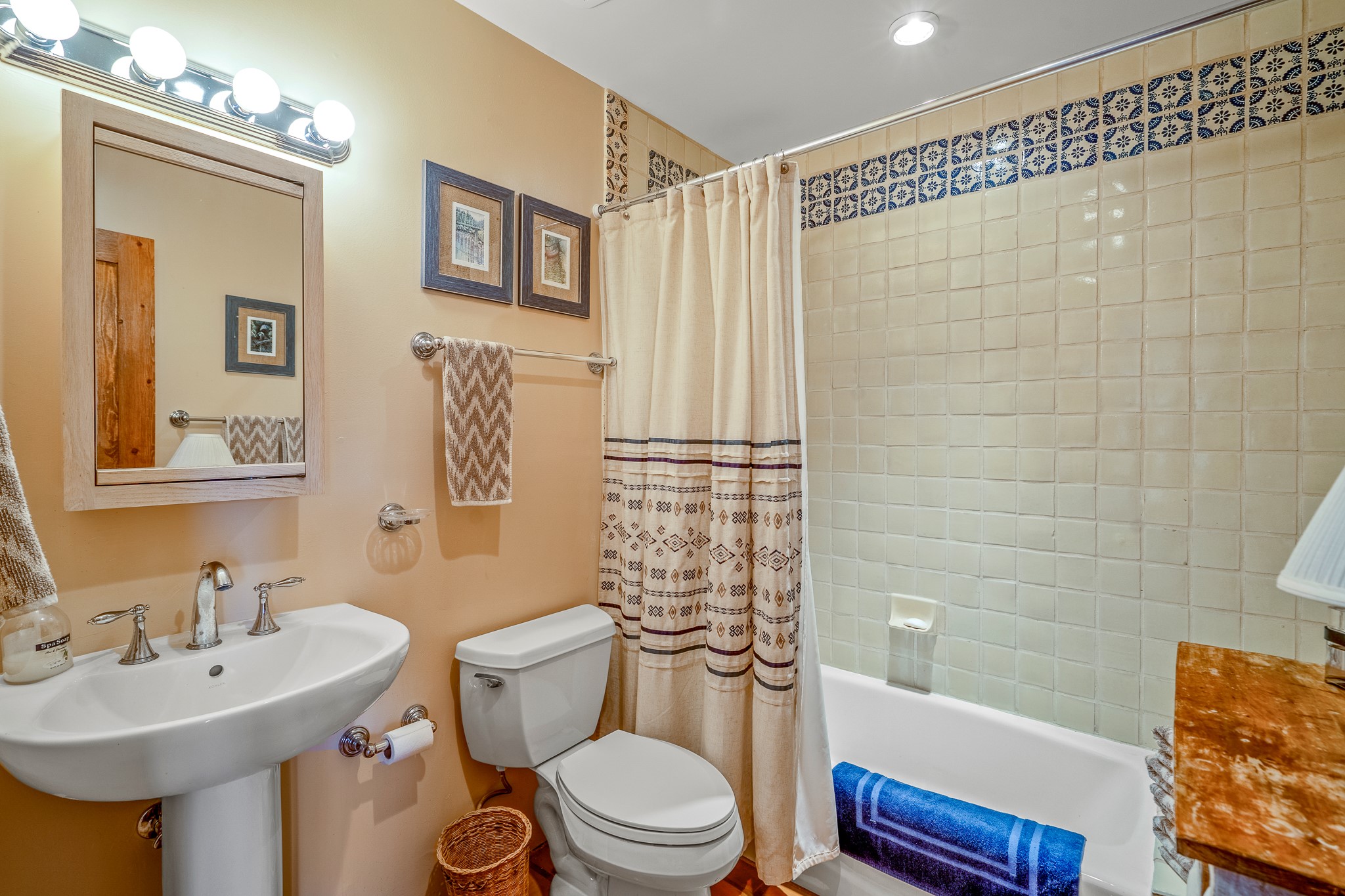 817 Calle David