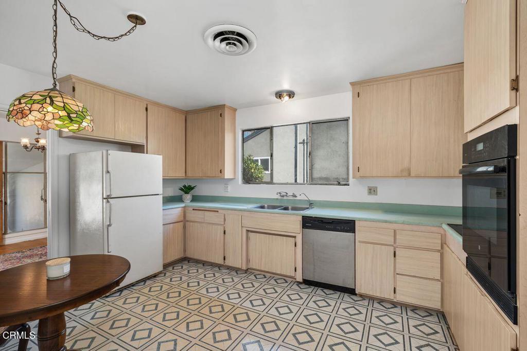 1009 E Edgecomb Street