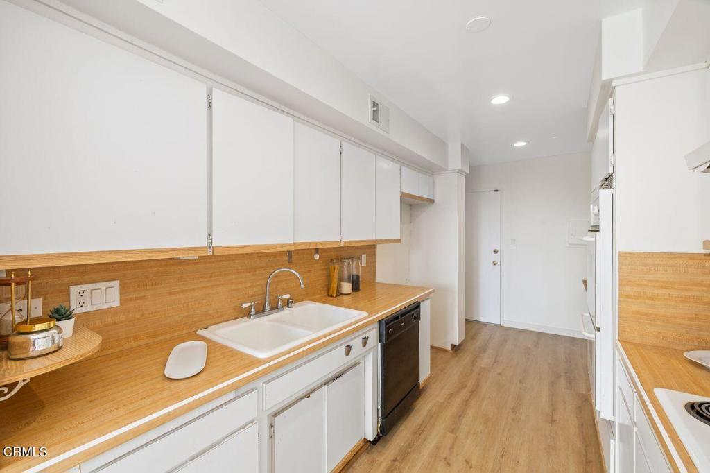 5411 Tyrone Avenue 202