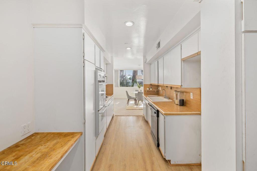 5411 Tyrone Avenue 202