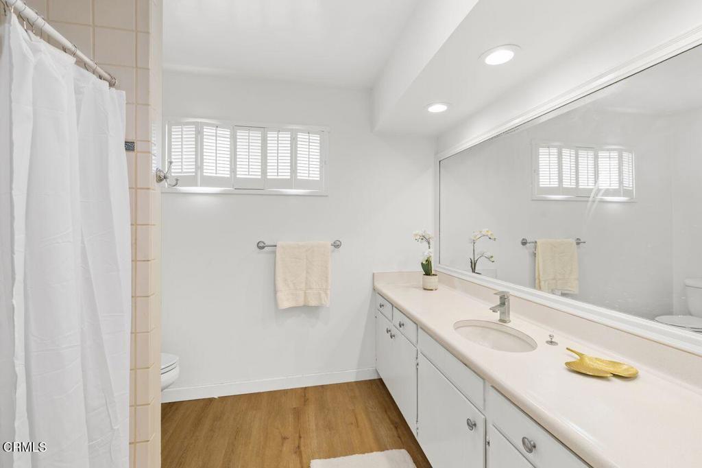 5411 Tyrone Avenue 202