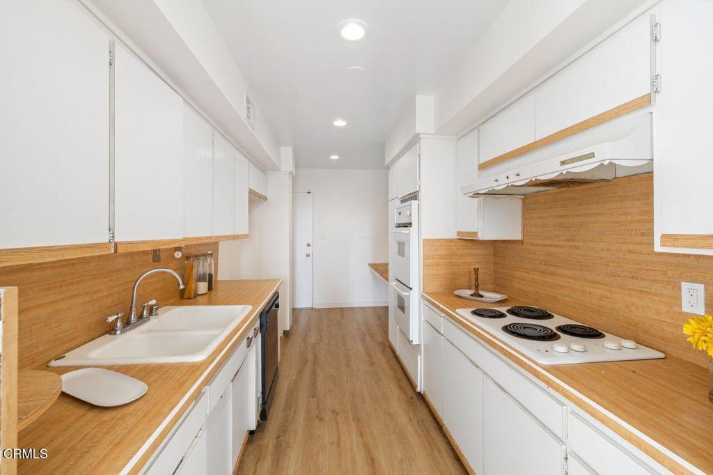 5411 Tyrone Avenue 202