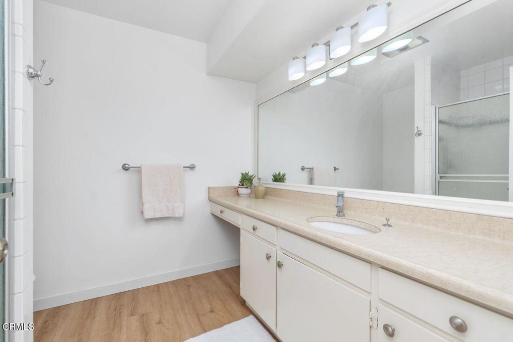 5411 Tyrone Avenue 202