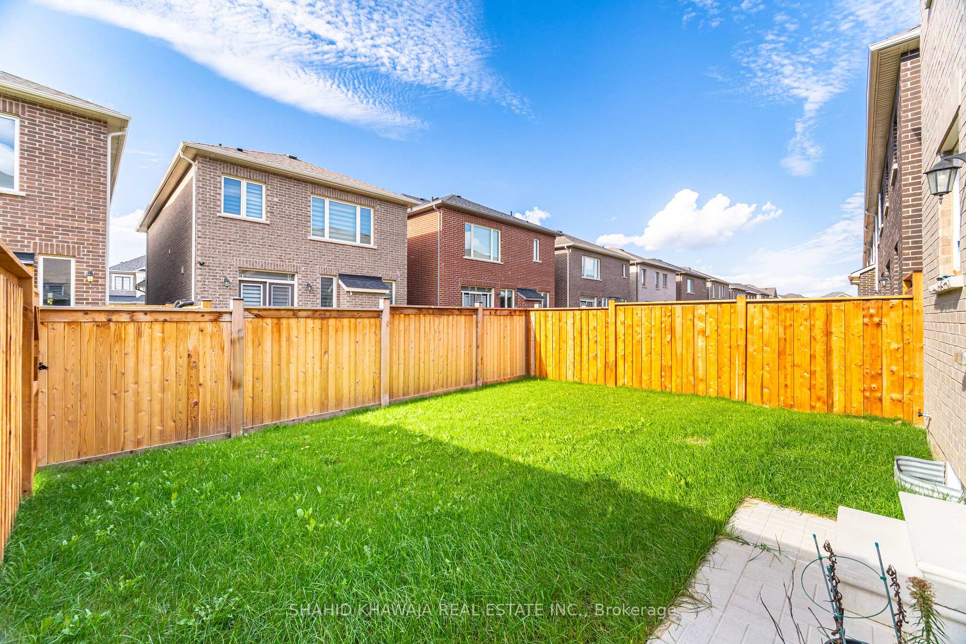 1564 Moira Crescent