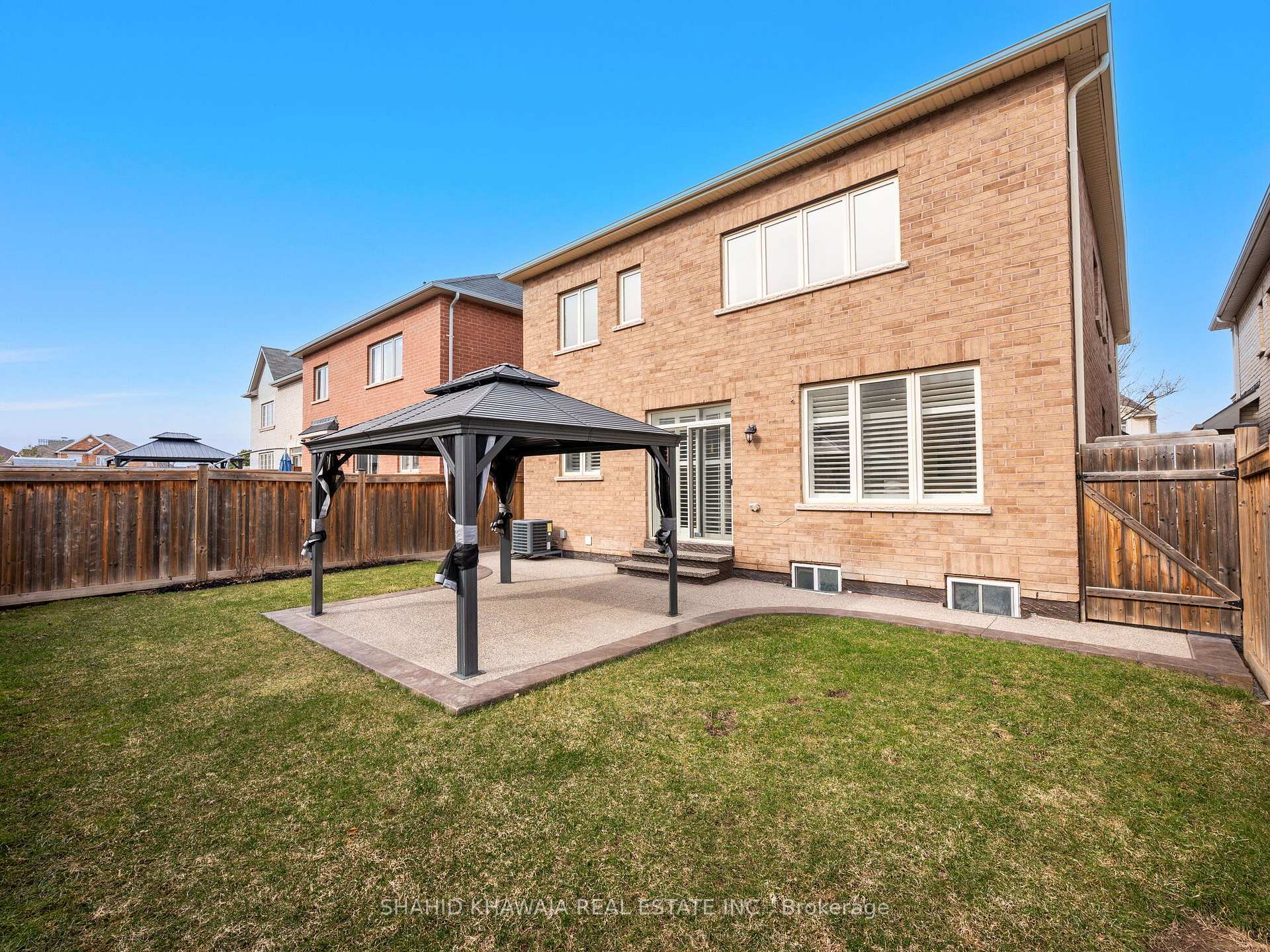 27 Lampman Crescent