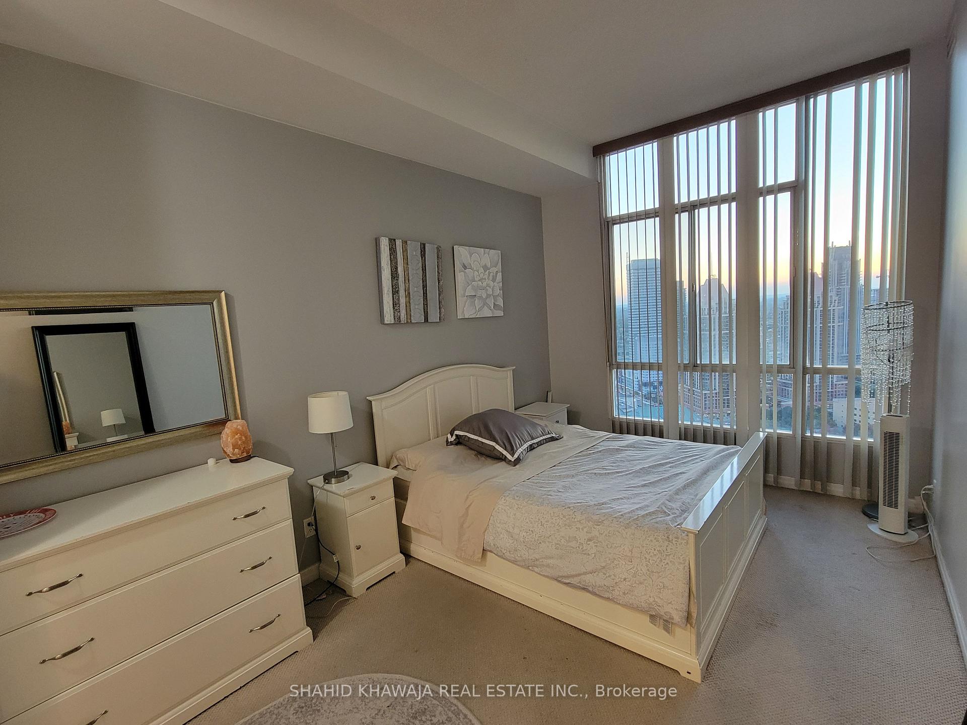 220 Burnhamthorpe Road W 3307