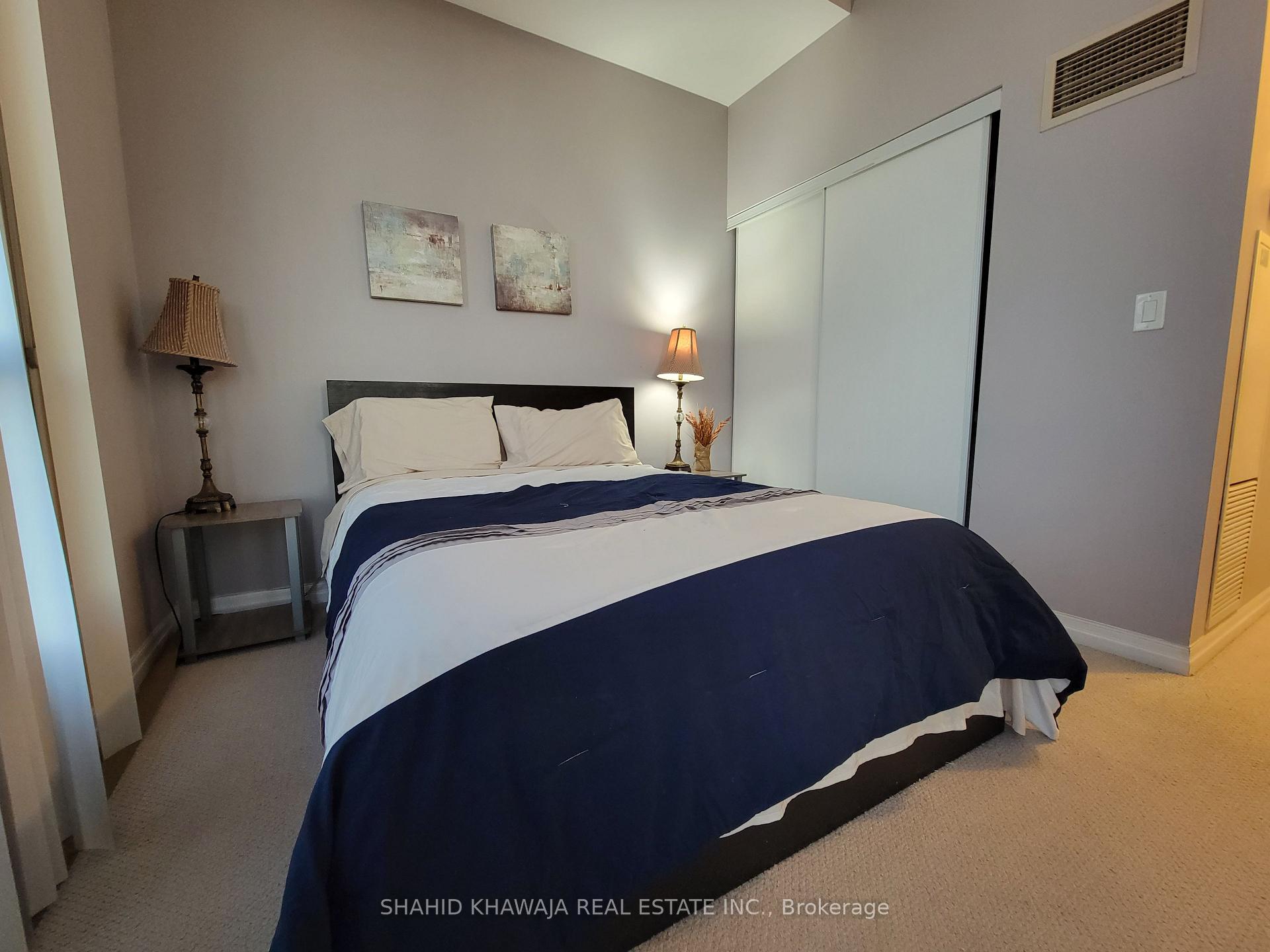 220 Burnhamthorpe Road W 3307