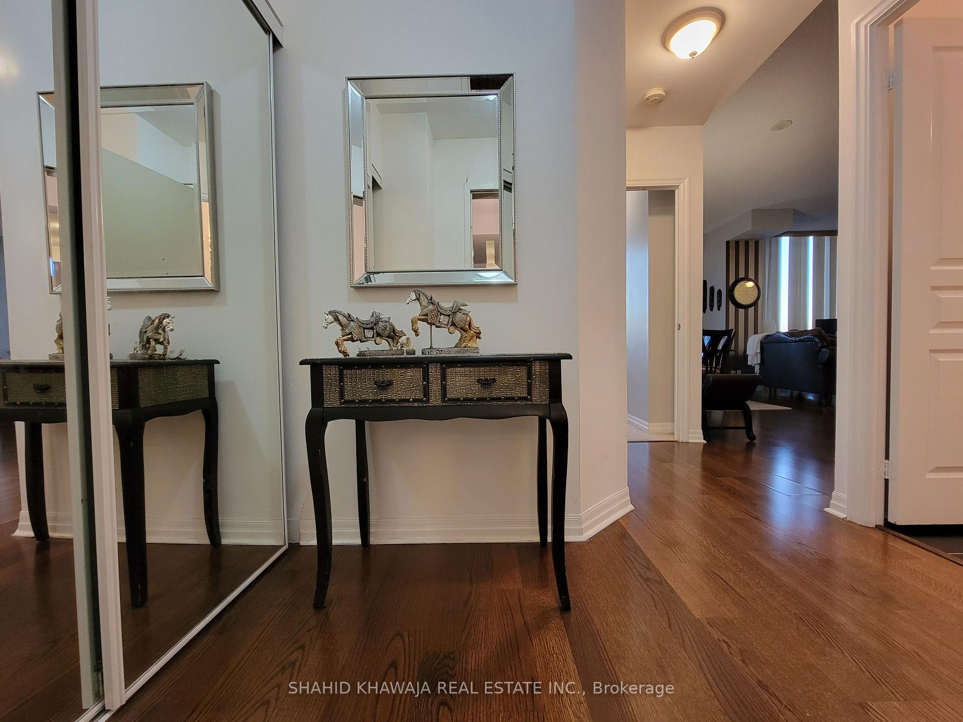 220 Burnhamthorpe Road W 3307