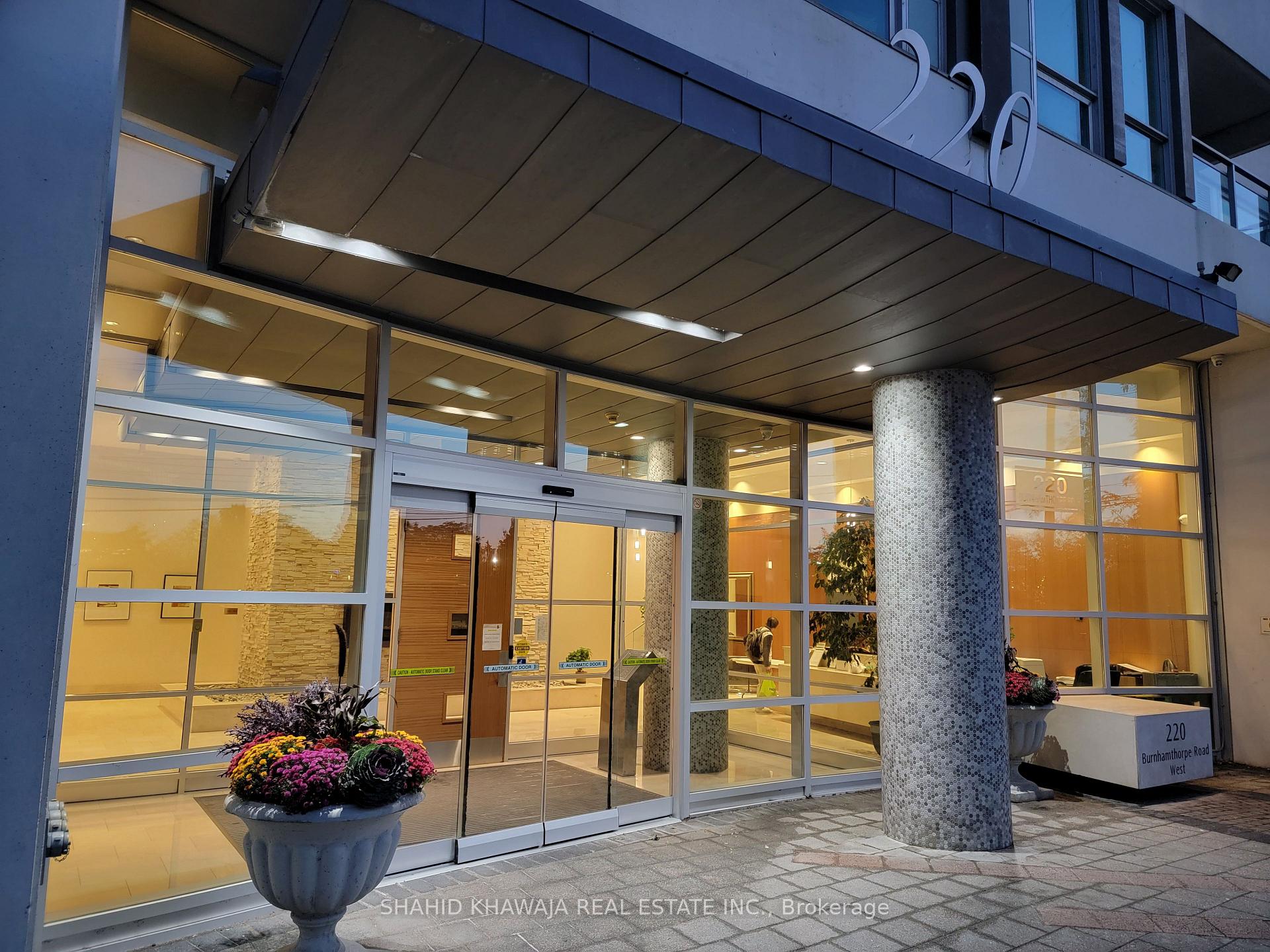 220 Burnhamthorpe Road W 3307