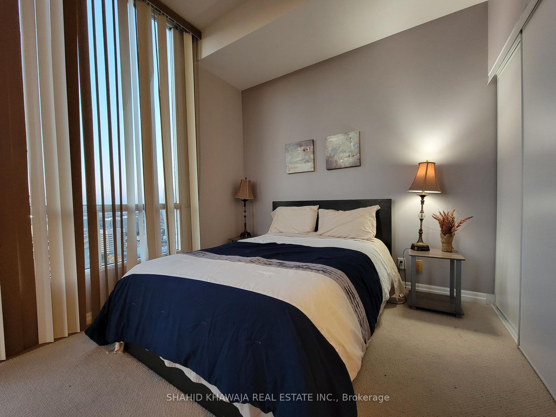 220 Burnhamthorpe Road W 3307