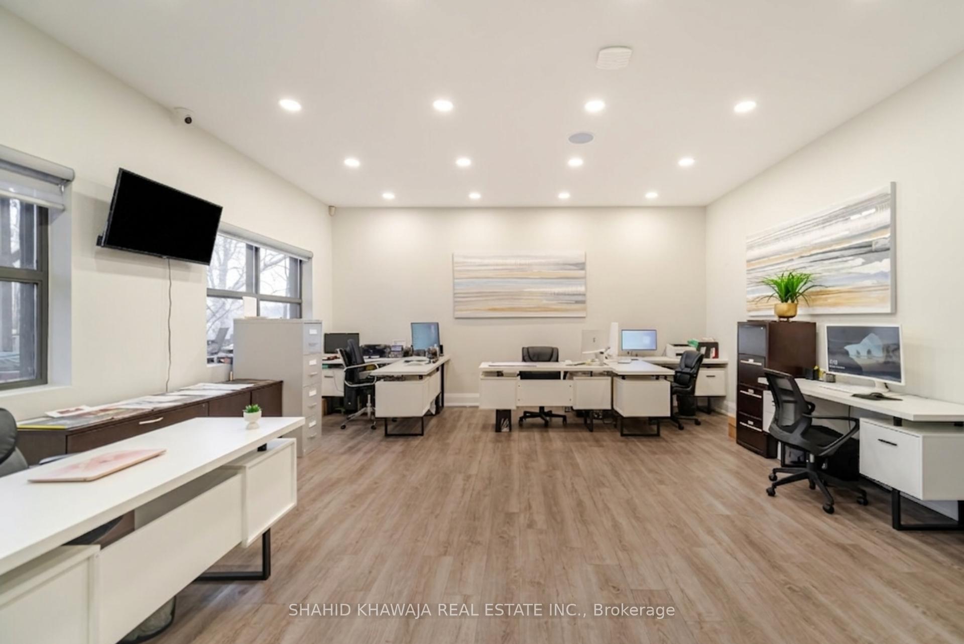 1563 Dundas Street W