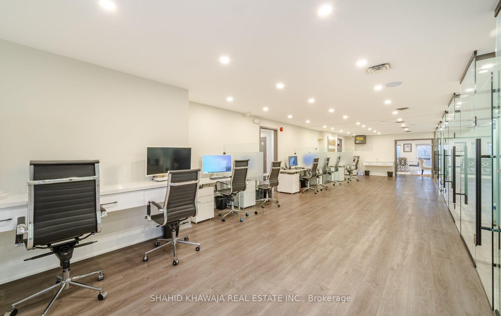 1563 Dundas Street W