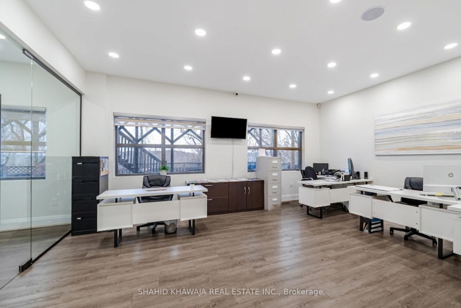 1563 Dundas Street W