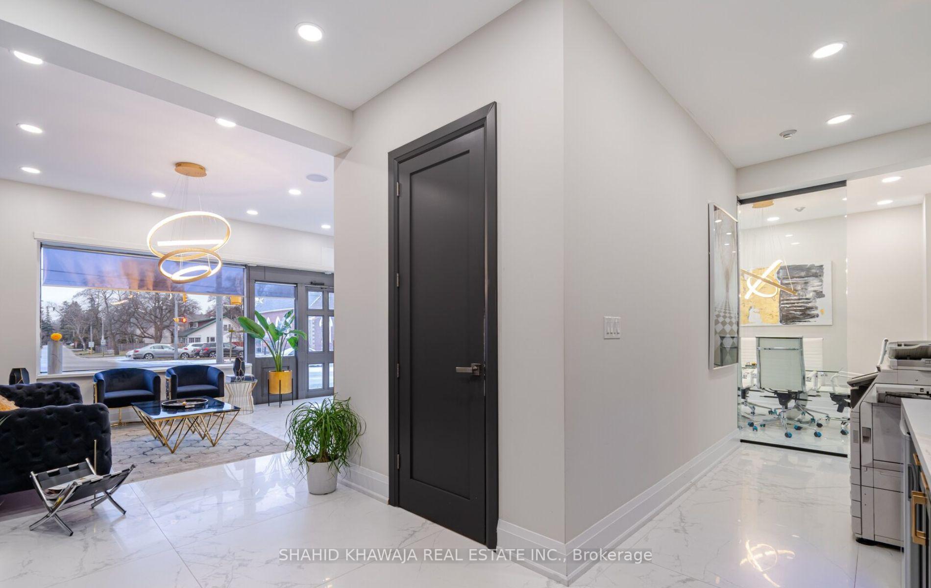 1563 Dundas Street W